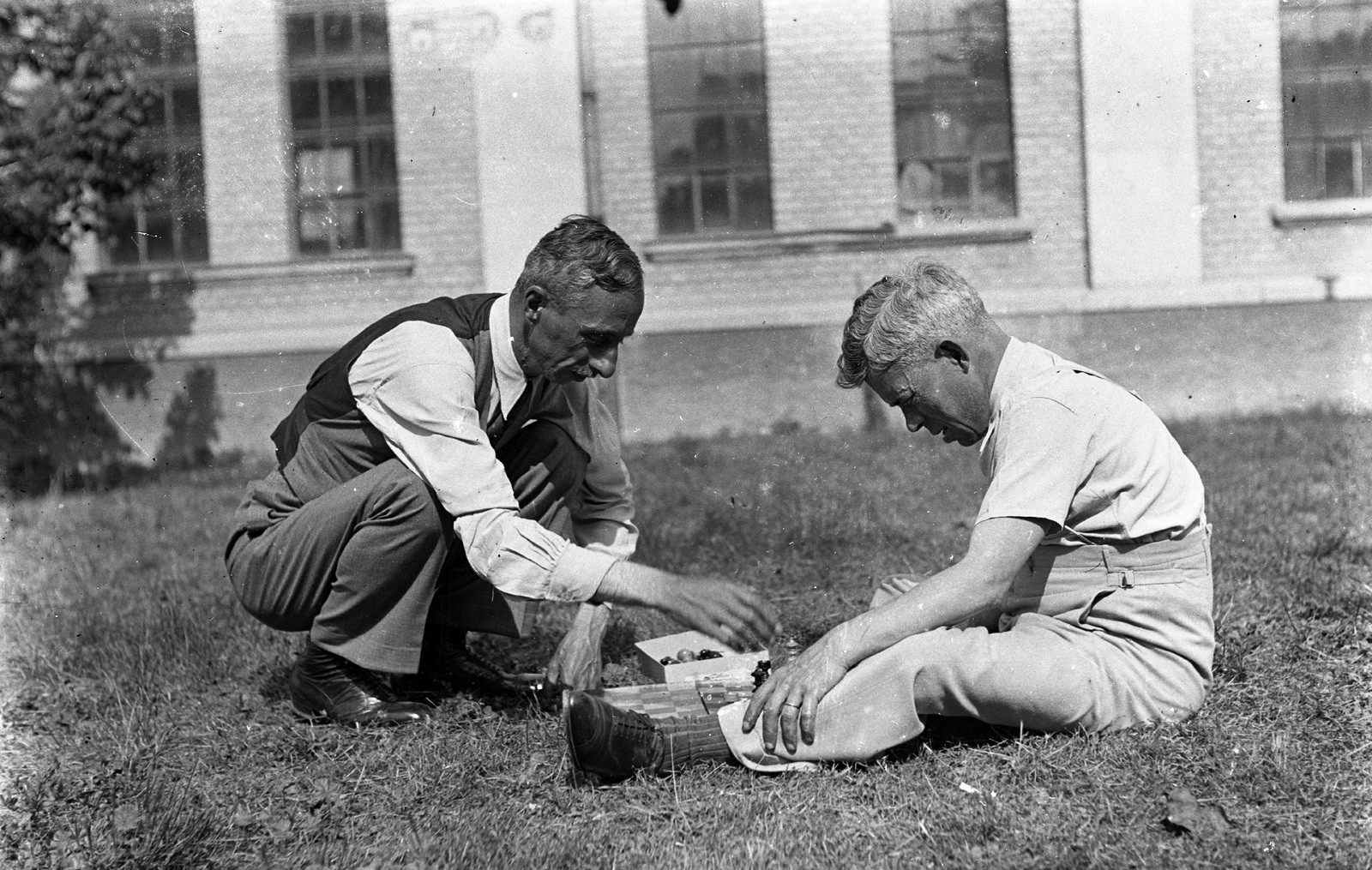 1934, Veszprém Megyei Levéltár/Klauszer, chess, squatting, sitting on the ground, Fortepan #62651