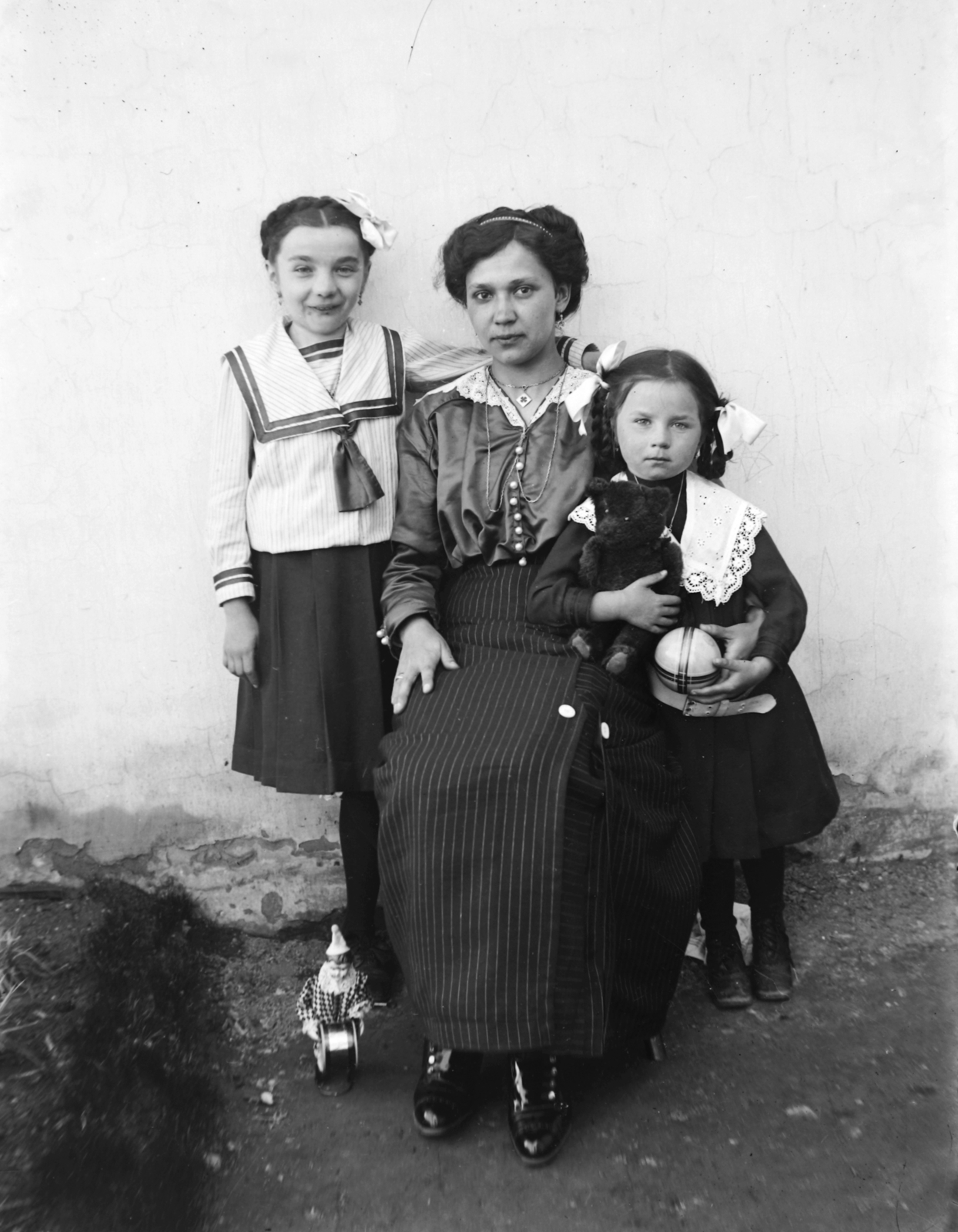 1916, Veszprém Megyei Levéltár/Klauszer, sailor blouse, mother, girls, teddy bear, Fortepan #62653