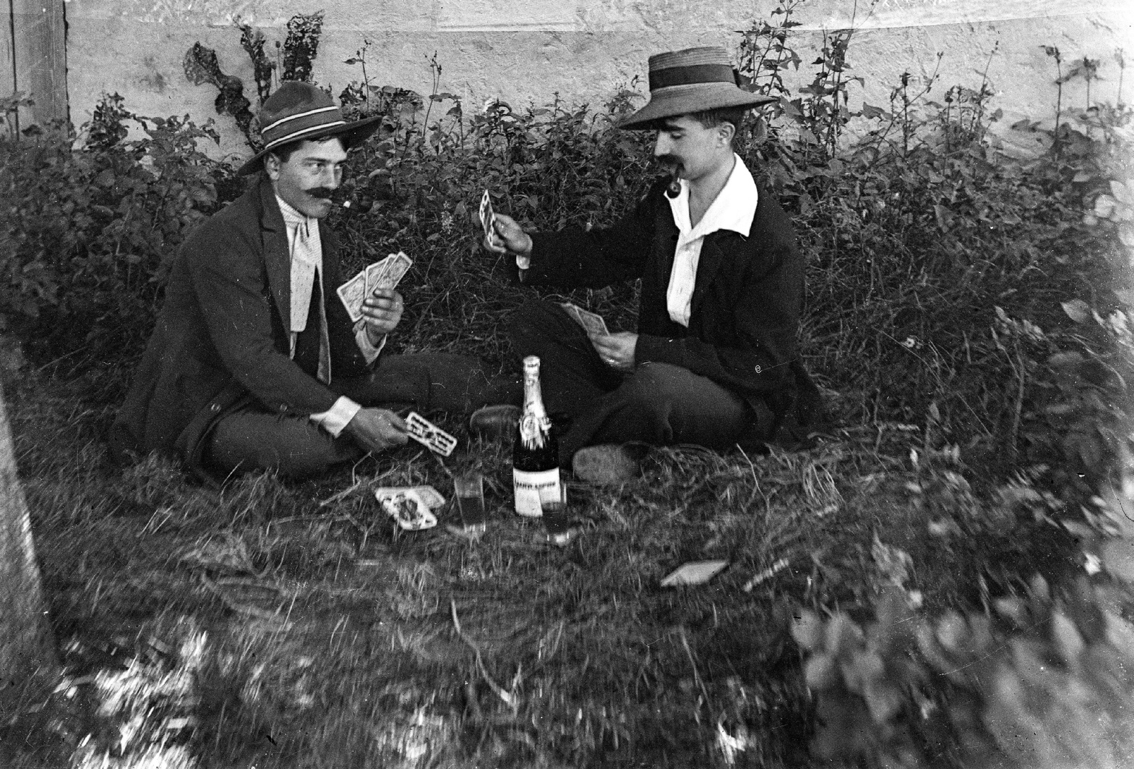 1923, Veszprém Megyei Levéltár/Klauszer, card game, pipe, friendship, champagne, cross-legged sitting, Fortepan #62659