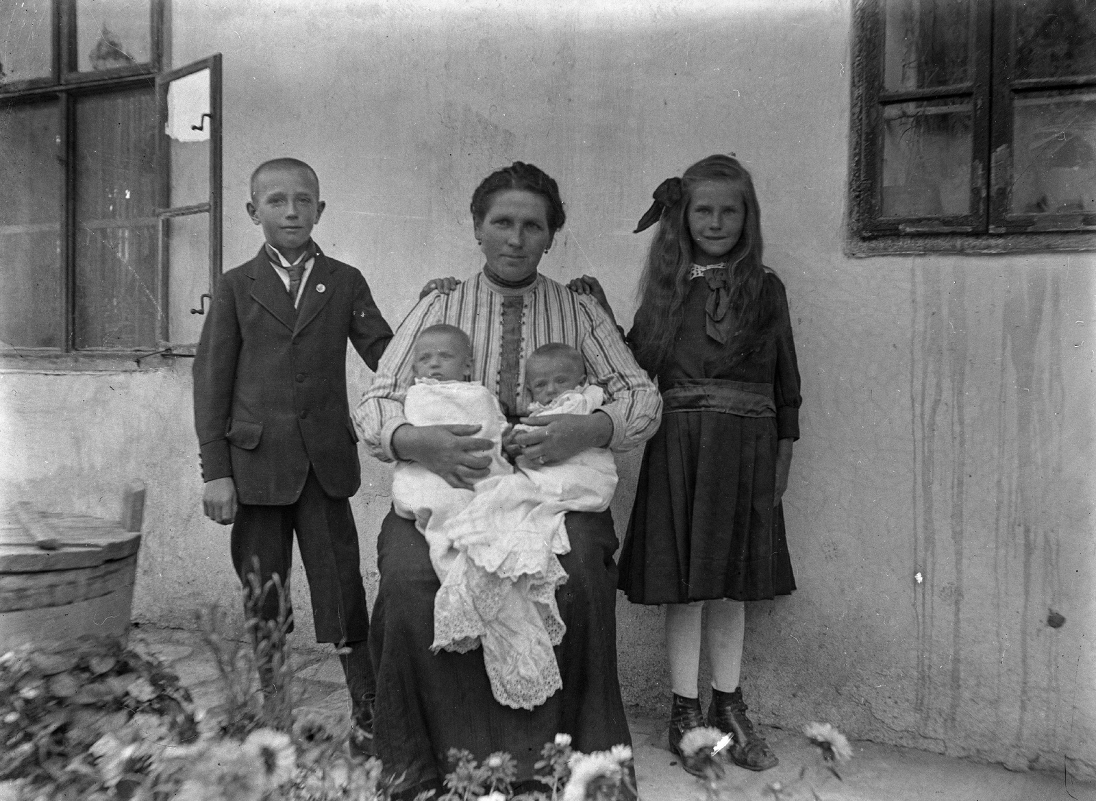 1916, Veszprém Megyei Levéltár/Klauszer, twins, sitting on lap, badge on a lapel, Fortepan #62665