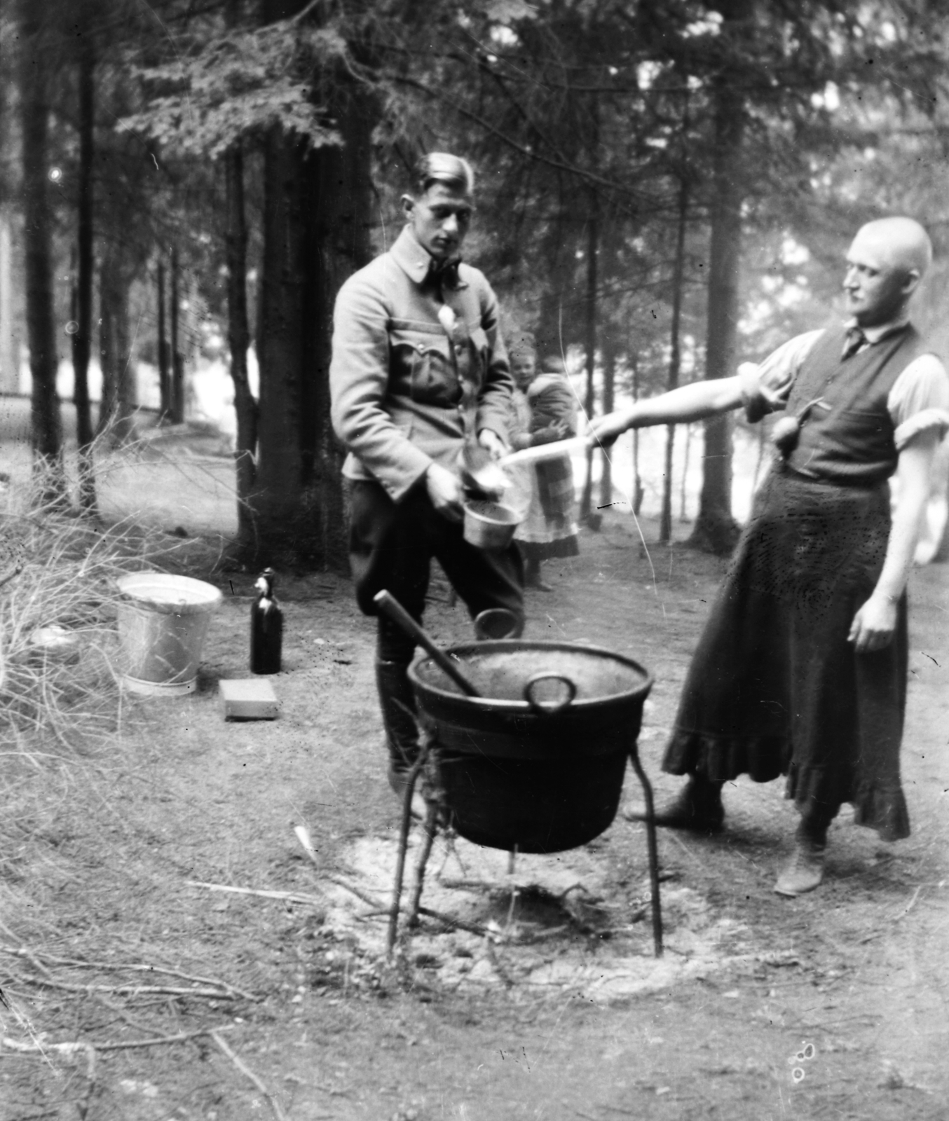 1917, Veszprém Megyei Levéltár/Klauszer, bucket, cooking, cauldron, pants, Fortepan #62684
