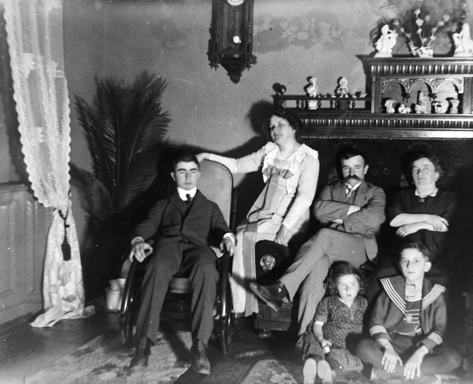 1917, Veszprém Megyei Levéltár/Klauszer, interior, tableau, family, pendulum clock, Fortepan #62690