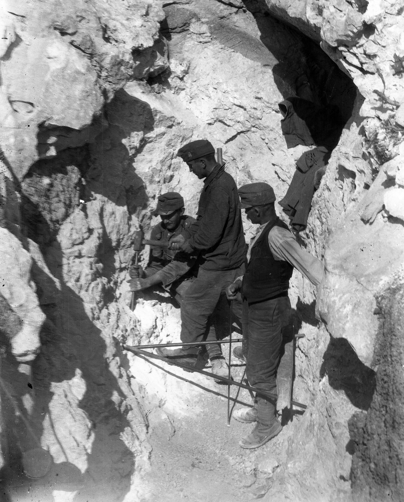 1915, Veszprém Megyei Levéltár/Klauszer, First World War, three people, shadow, rock, chisel, Fortepan #62712