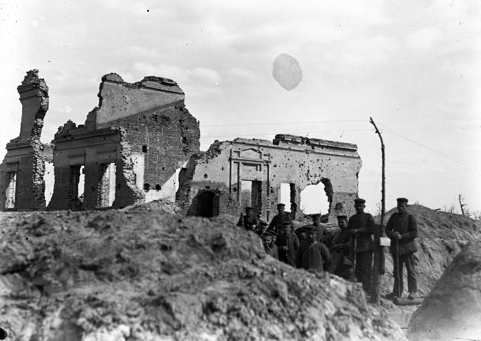 1915, Veszprém Megyei Levéltár/Klauszer, First World War, war damage, ruins, soldier, Fortepan #62738