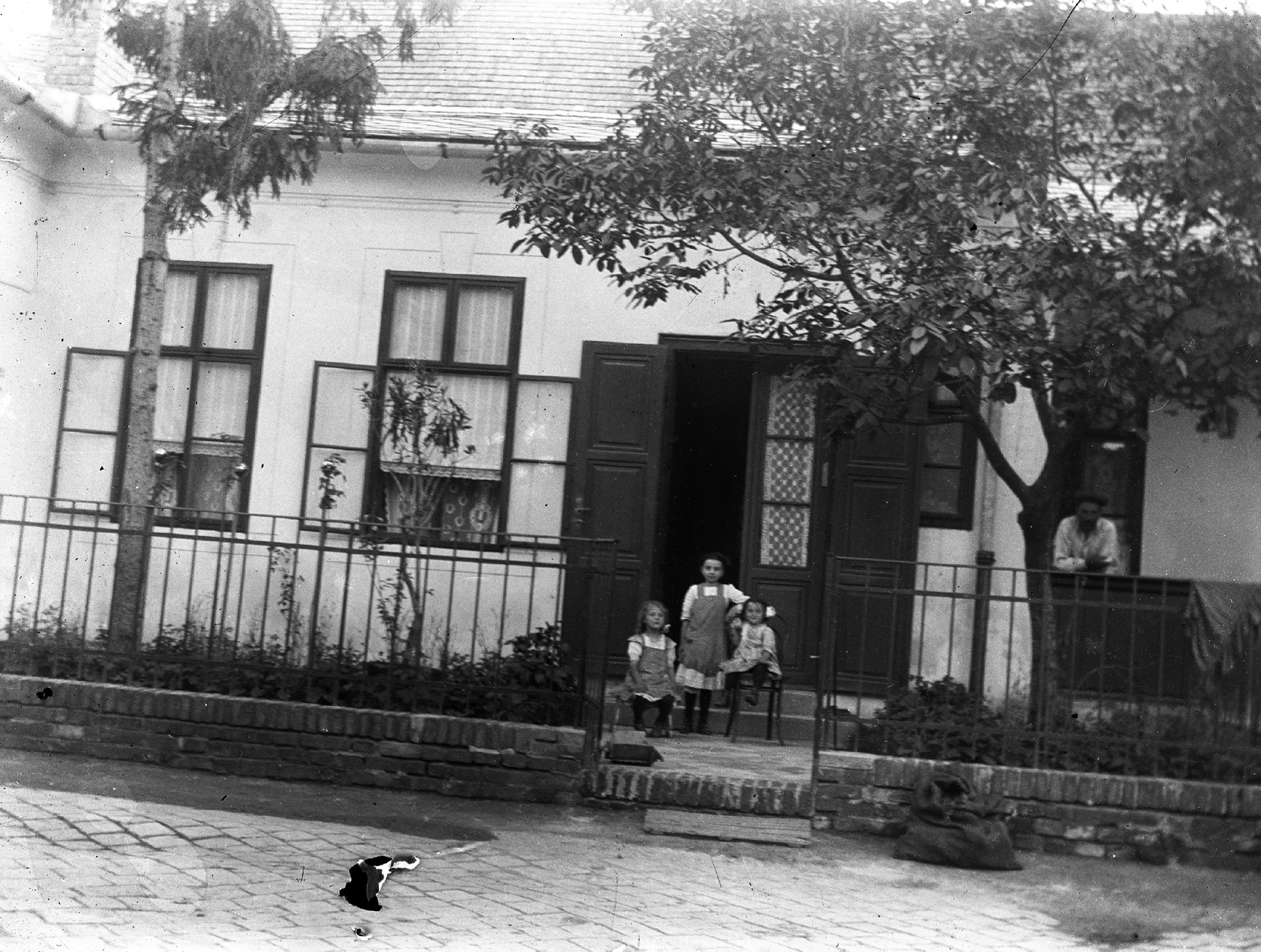 1921, Veszprém Megyei Levéltár/Klauszer, tableau, kids, cobblestones, Fortepan #62755