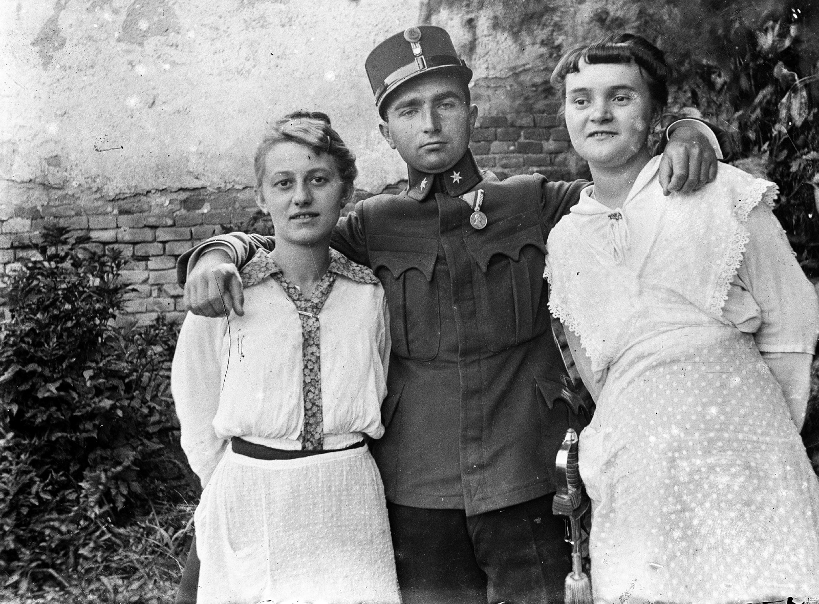 1917, Veszprém Megyei Levéltár/Klauszer, medal, arms around shoulders, Fortepan #62756