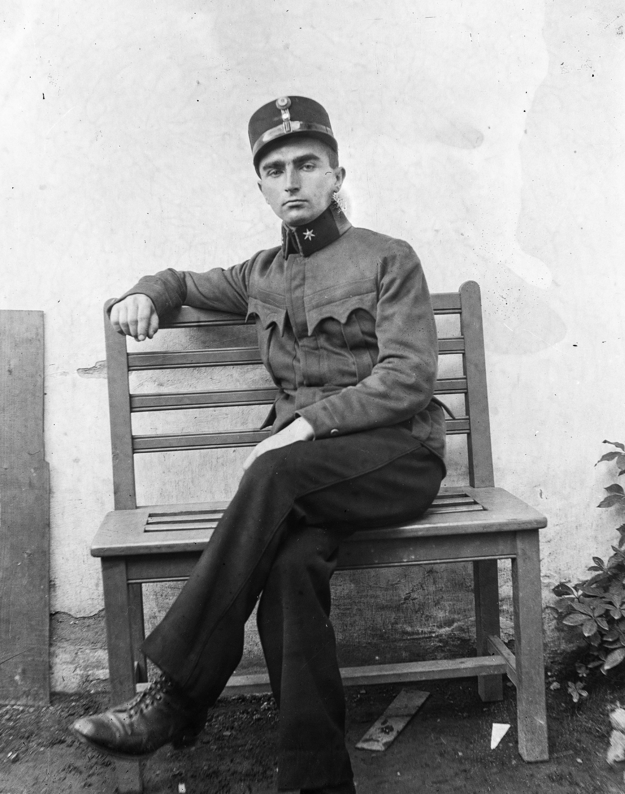 1914, Veszprém Megyei Levéltár/Klauszer, portrait, bench, prop up on elbows, leg over leg, Fortepan #62766