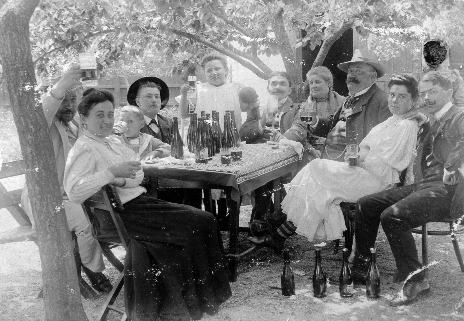 1922, Fortepan, szabadidő, dohányzás, kert, csoportkép, nők, férfiak, italozás, sör, gyerek, Fortepan #6289