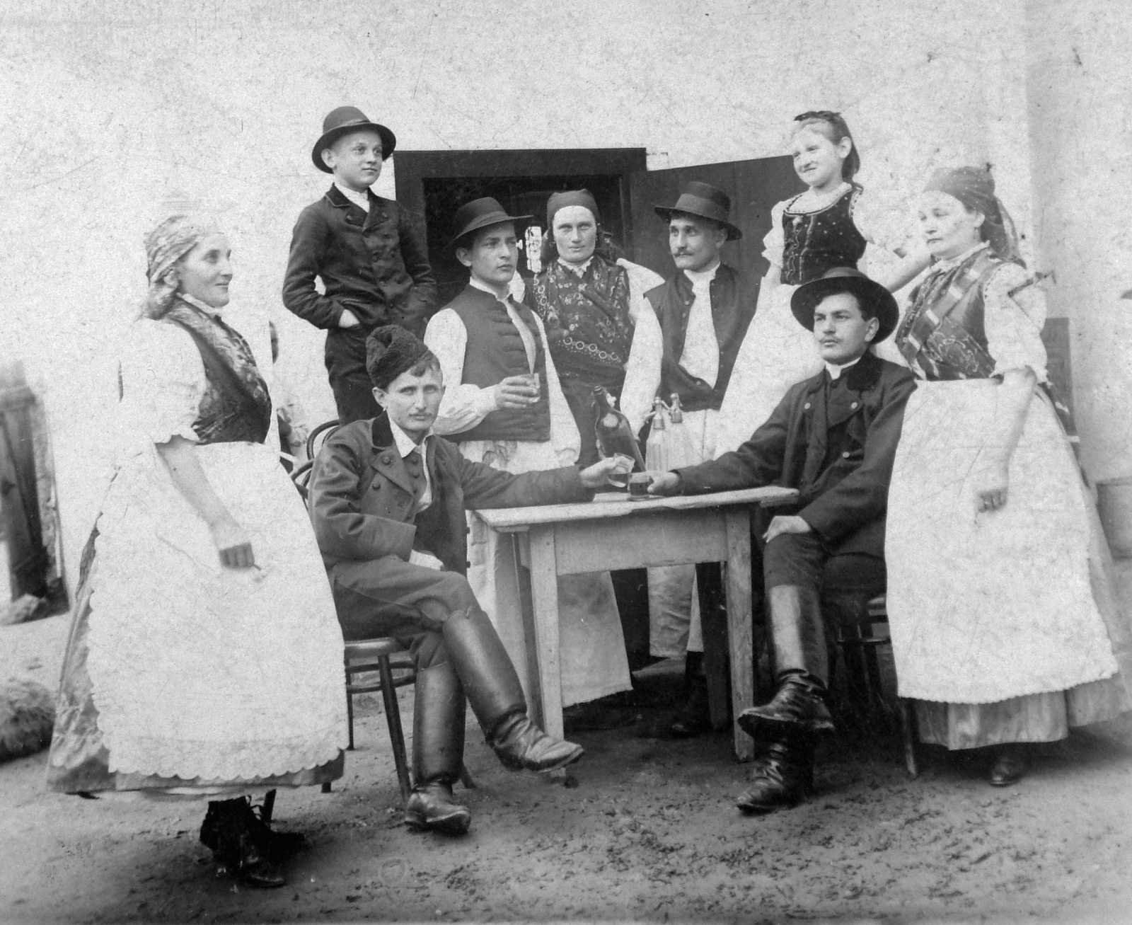 1927, Fortepan, yard, tableau, women, men, drinking, folk costume, kid, Fortepan #6292