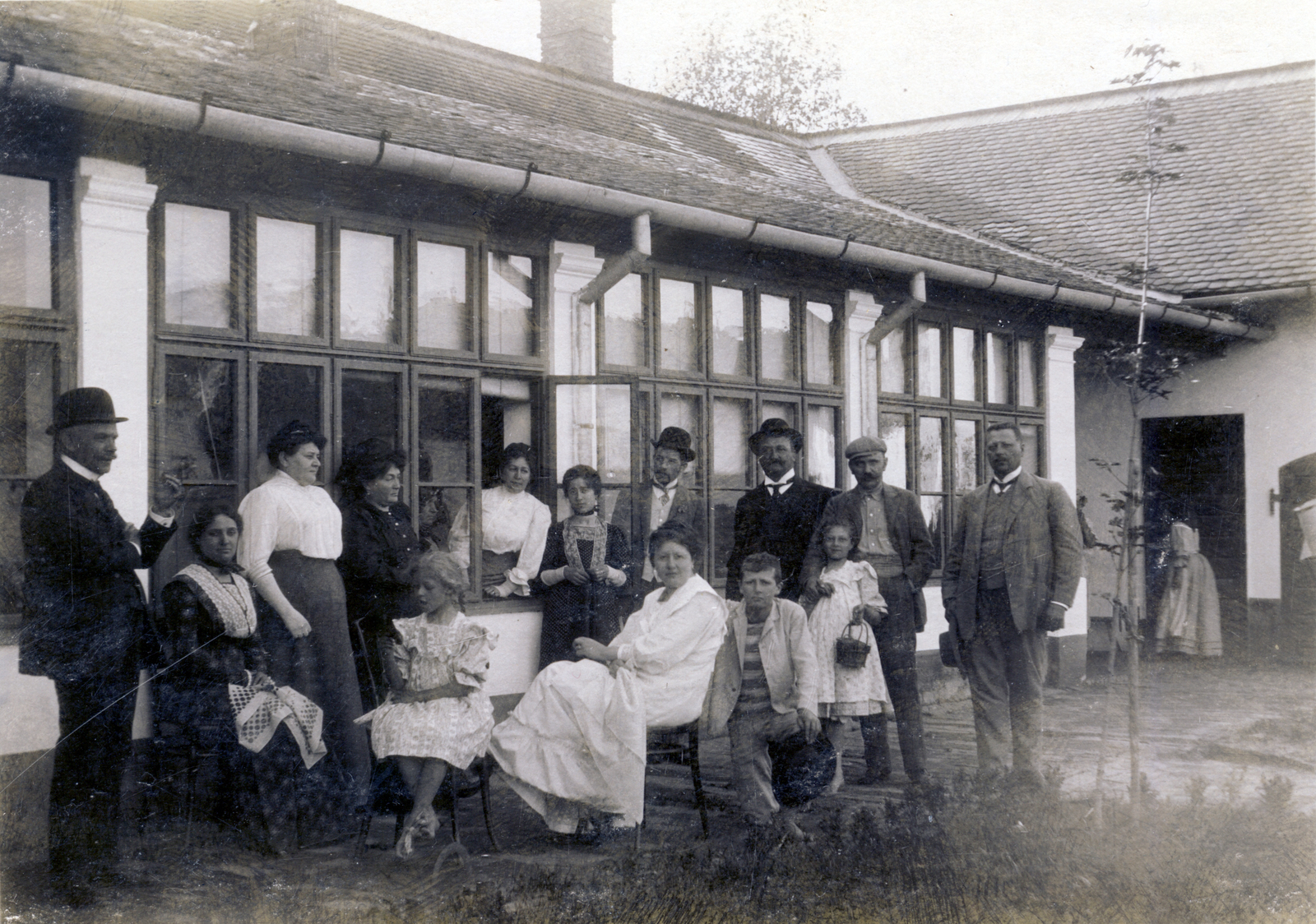 1906, Erdőssy Béla, yard, tableau, women, men, kids, public building, Fortepan #6301