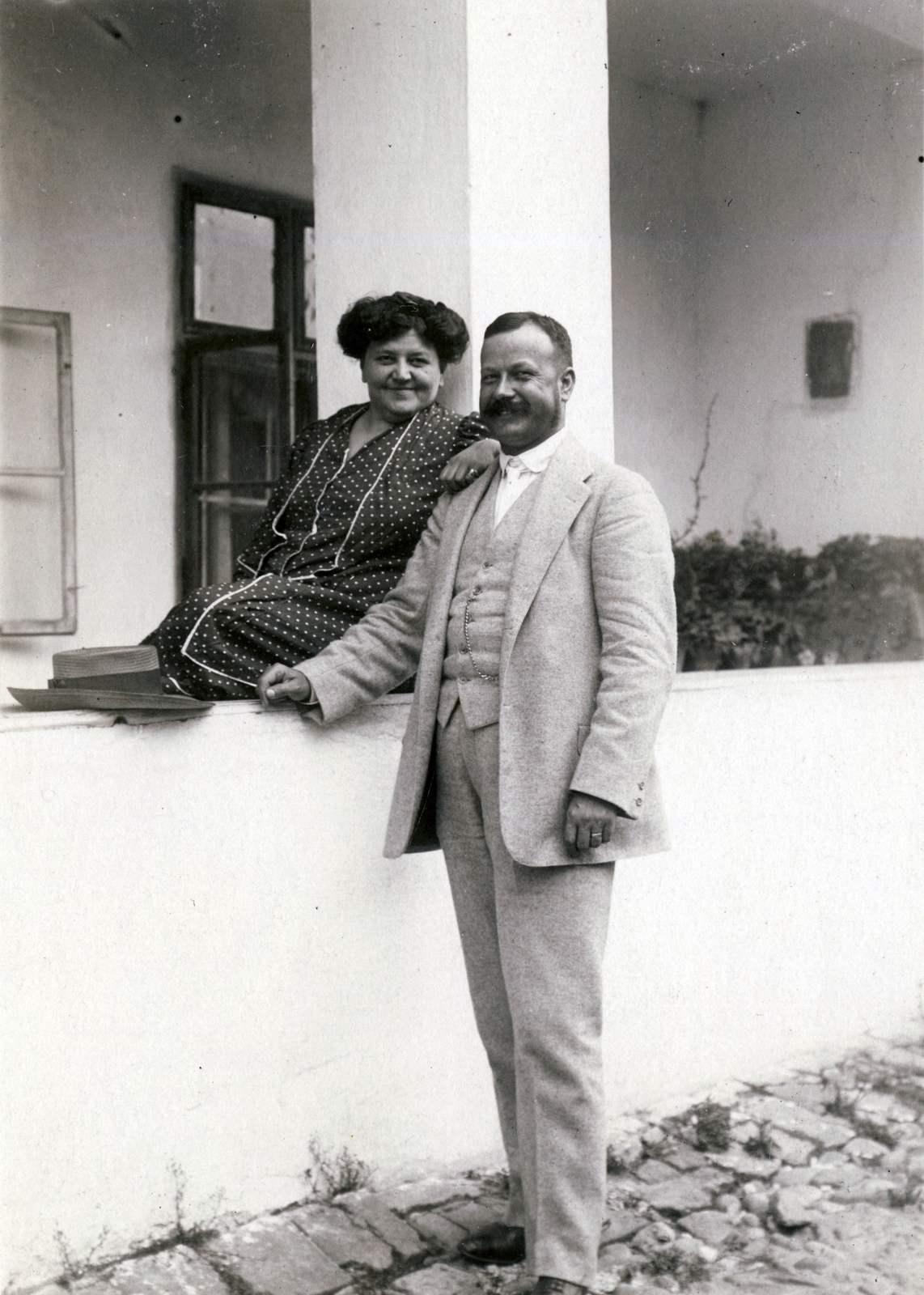1908, Erdőssy Béla, kalap, vidámság, férfi, emberpár, nő, tornác, kettős portré, falon ülni, Fortepan #6306