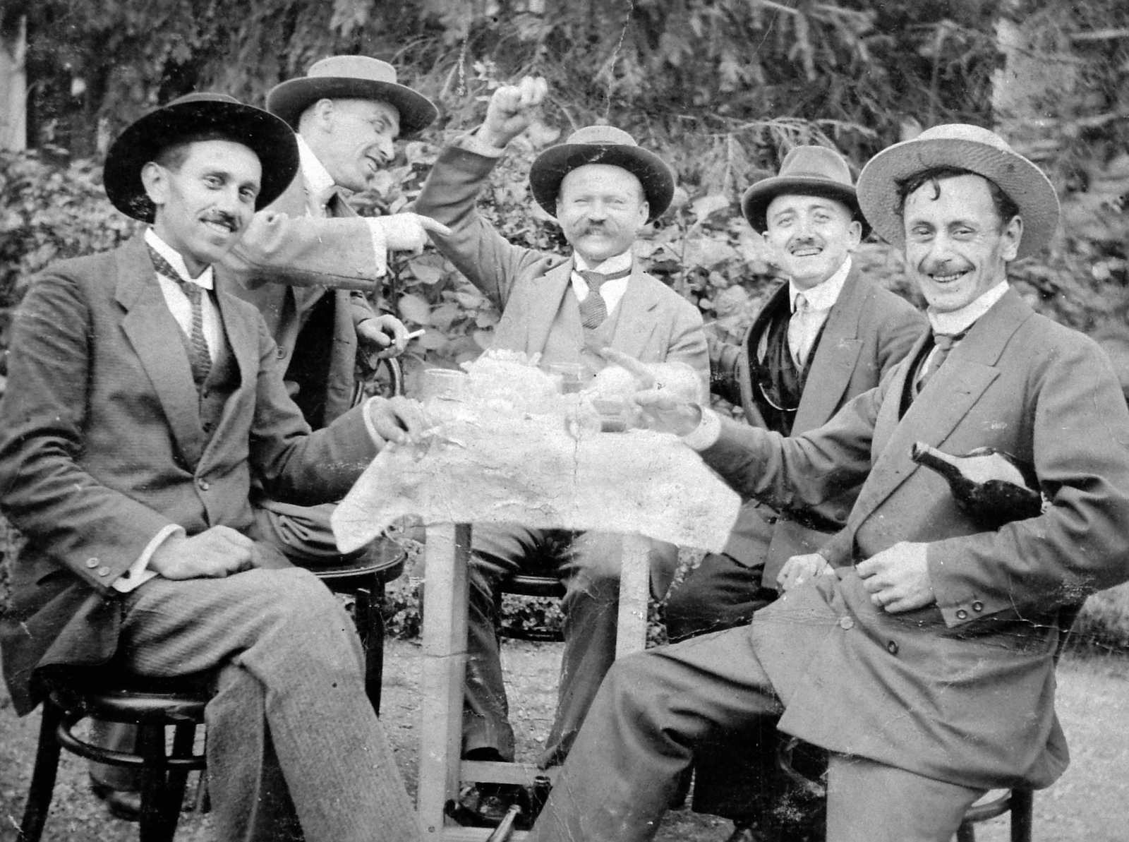 1915, Fortepan, kalap, kert, boldogság, férfiak, italozás, vidámság, póz, gesztus, Fortepan #6358
