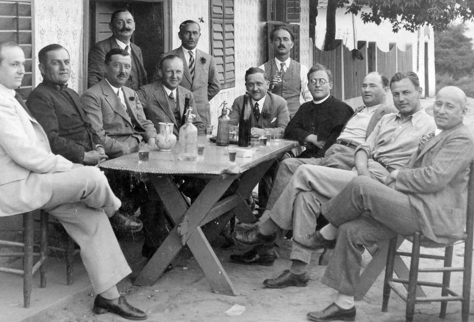 1935, Fortepan, uniform, yard, priest, tableau, men, summer, drinking, jar, soda water bottle, Fortepan #6361
