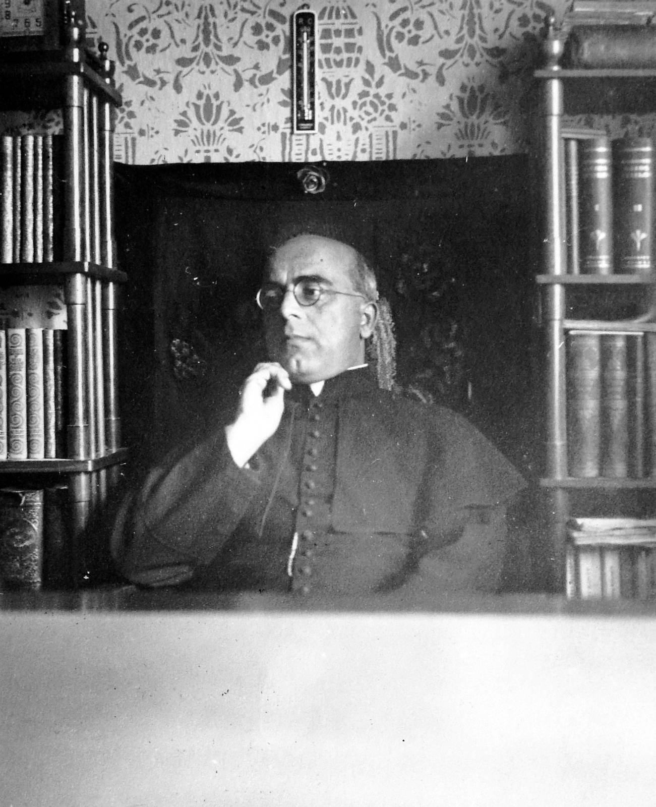 Hungary, Bangha Béla (Bangha páter)., 1930, Fortepan, portrait, book, priest, bookshelf, prop up the head, Fortepan #6368