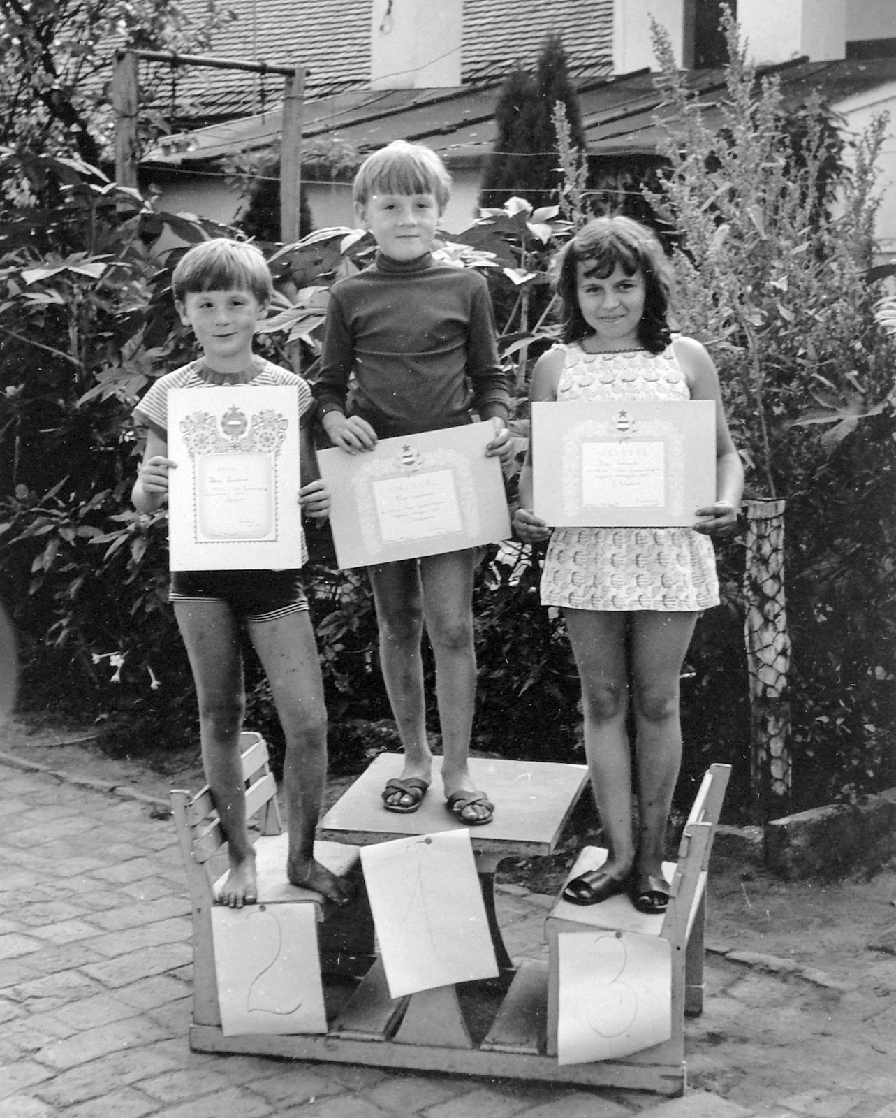 Hungary, 1972, Fortepan, garden, tableau, kids, competition, winners' podium, standing on a chair, stand, sandal, barefoot, warrant, Fortepan #6380