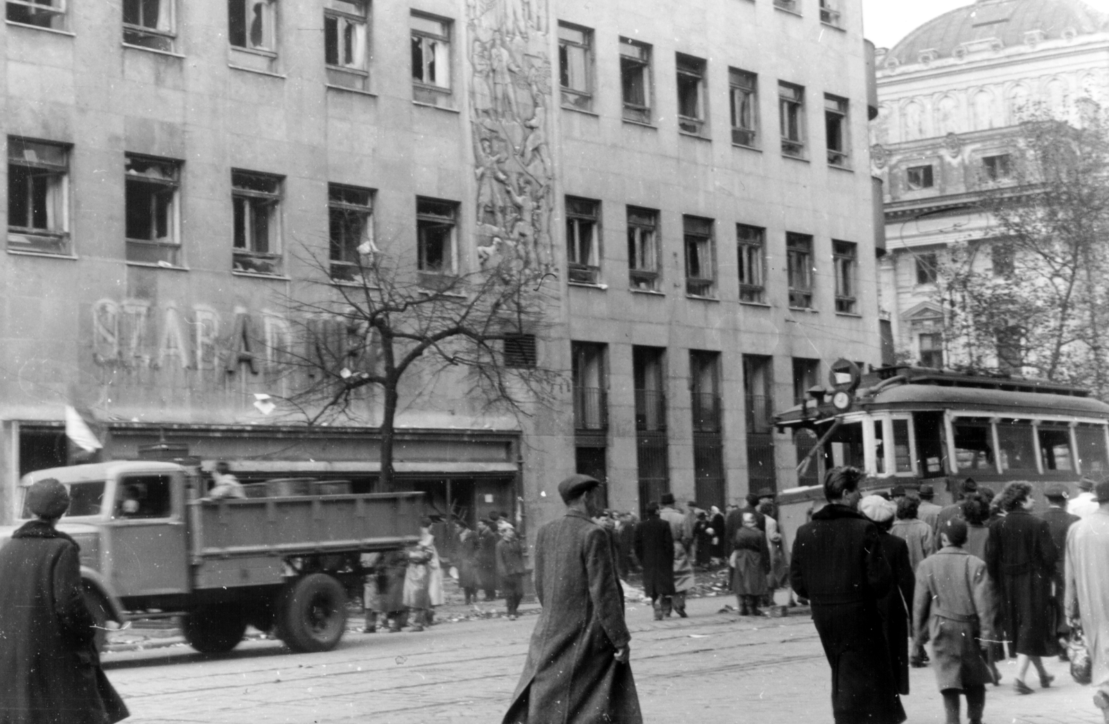 Hungary, Budapest VIII., József körút, a Szabad Nép székháza, háttérben a Nemzeti Színház., 1956, Fortepan, revolution, pedestrian, commercial vehicle, street view, Csepel-brand, tram, relief, Budapest, Fortepan #6414