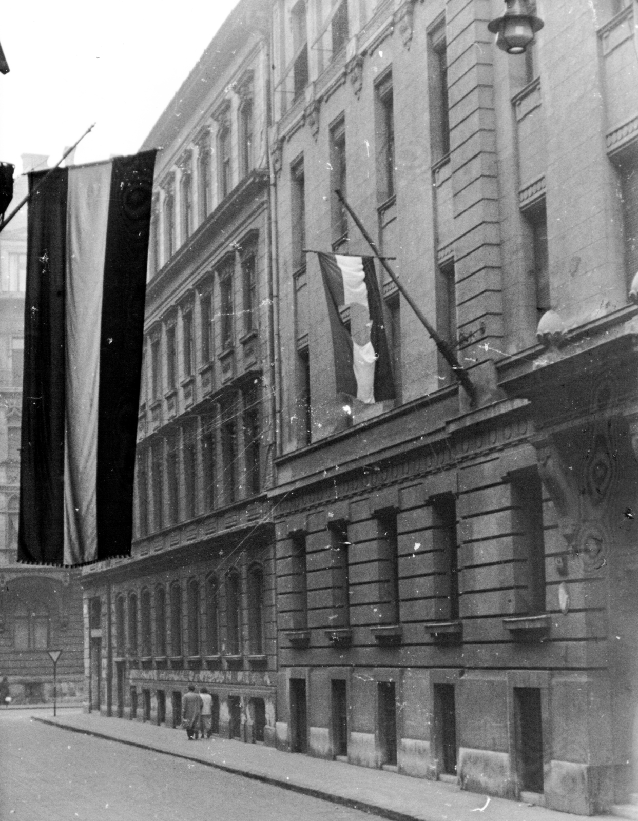 Hungary, Budapest IX., Mátyás utca 14-16., 1956, Fortepan, flag, revolution, street view, Budapest, flag with a hole, Fortepan #6415