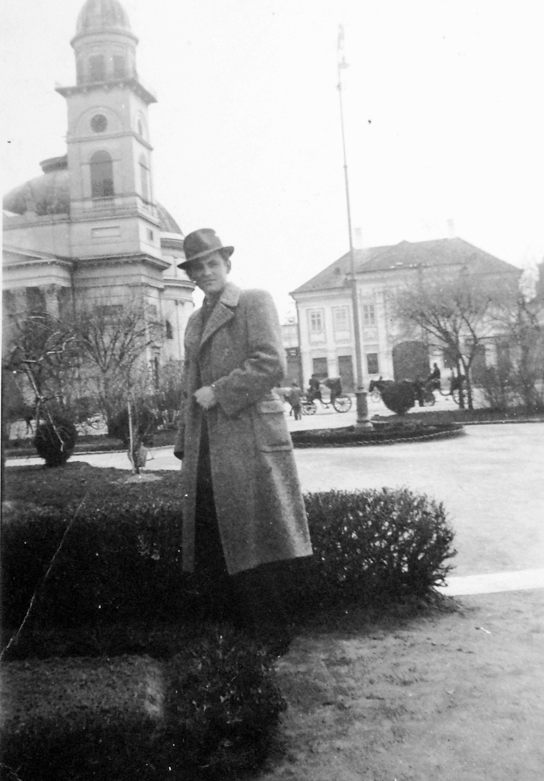 Romania,Transylvania, Satu Mare, Deák tér (Szabadság tér, Piata Libertatii), balra a római katolikus székesegyház., 1938, Fortepan, portrait, church, coach, Catholic Church, Cathedral, József Hild-design, Neoclassical architecture, Fortepan #6429
