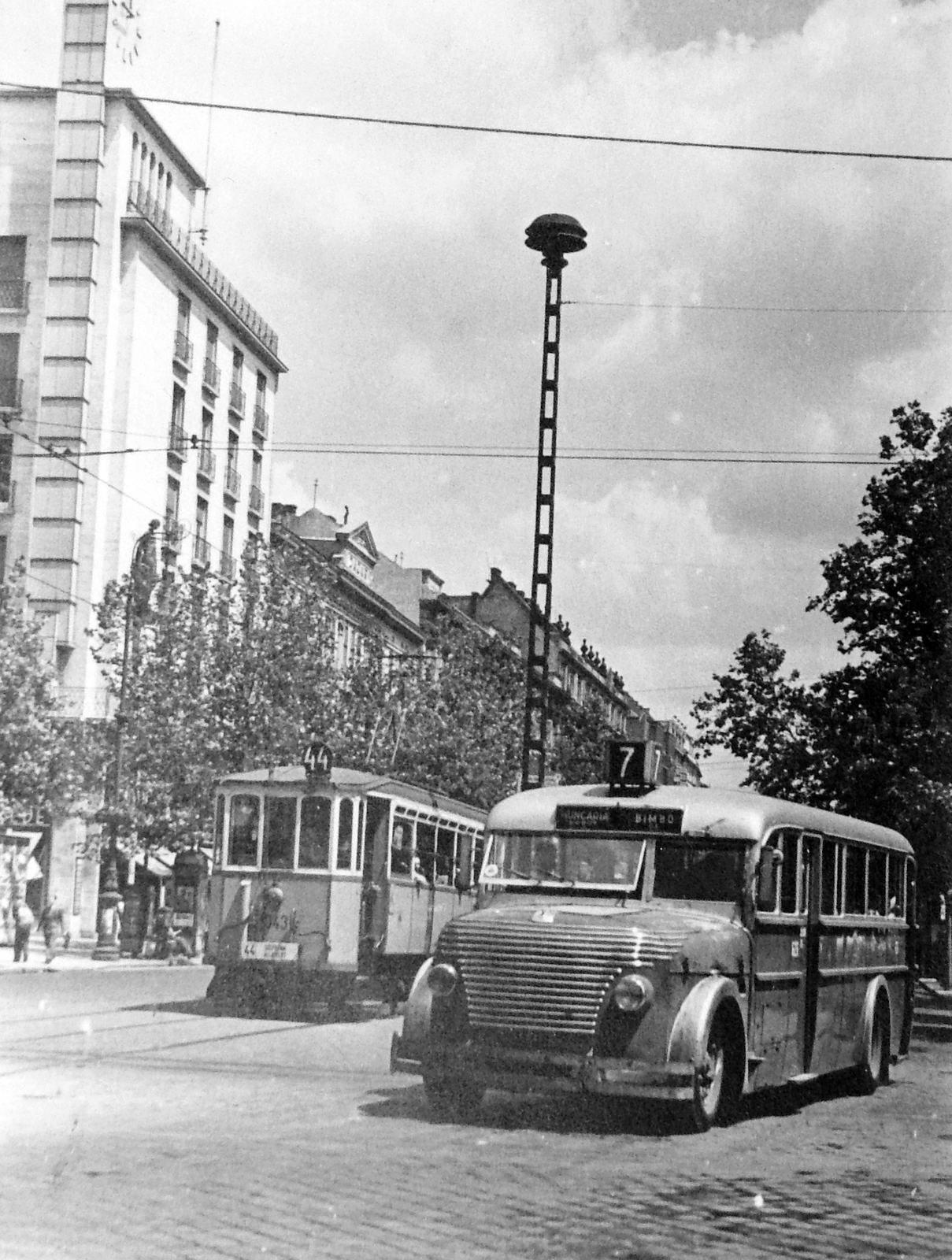 Hungary, Budapest VII., Rákóczi út az Astoria kereszteződésből nézve., 1941, Fortepan, bus, Hungarian brand, tram, MÁVAG-brand, pylon, destination sign, siren, Budapest, public transport line number, Fortepan #6441