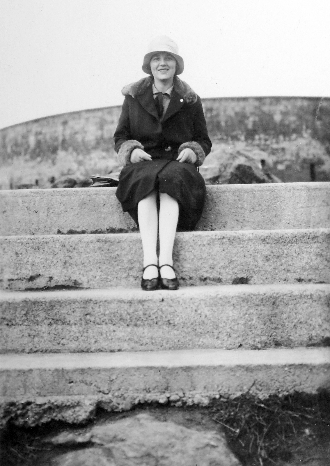 Hungary, Budapest XI., háttérben a Citadella., 1935, Fortepan, Budapest, sitting on stairs, pantyhose, Fortepan #6470