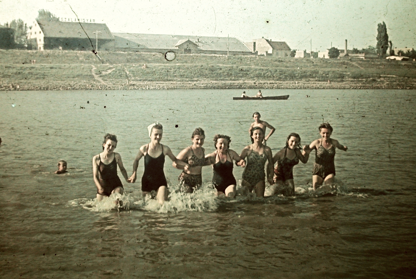 Hungary, Újszeged, Szeged, partfürdő, háttérben a Pick szalámigyár épülete és a "Sóház" a Felső-Tiszaparton., 1952, Fortepan, bathing suit, colorful, tableau, bathing, Fortepan #648