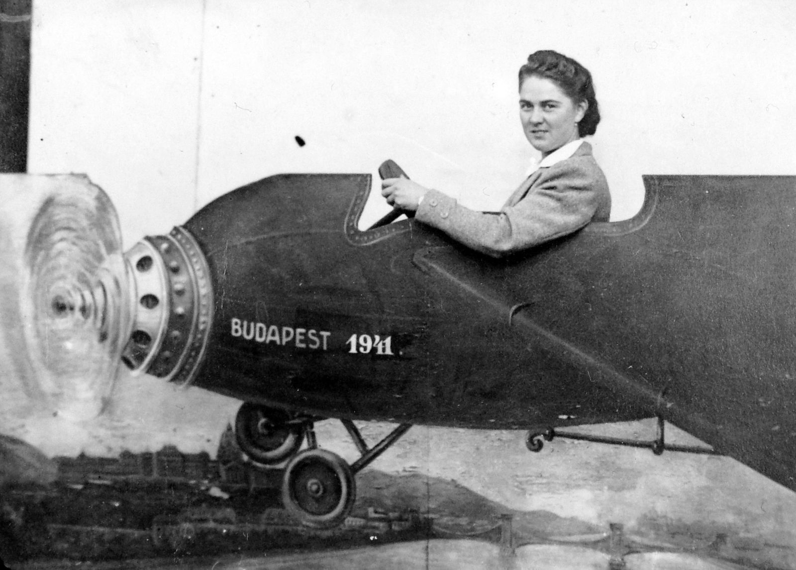 Hungary, 1941, Fortepan, portrait, studio, woman, airplane, model plane, Fortepan #6491