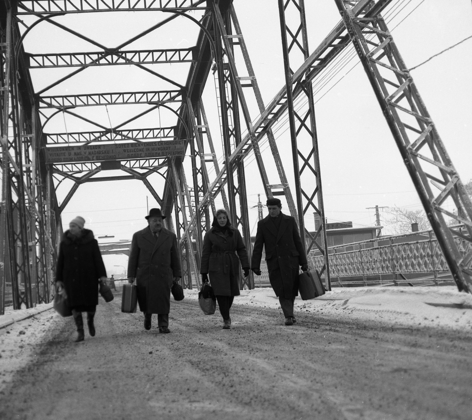 Hungary, Komarno, Erzsébet híd., 1964, Magyar Rendőr, Duna-bridge, multilingual sign, János Feketeházy-design, Fortepan #65014