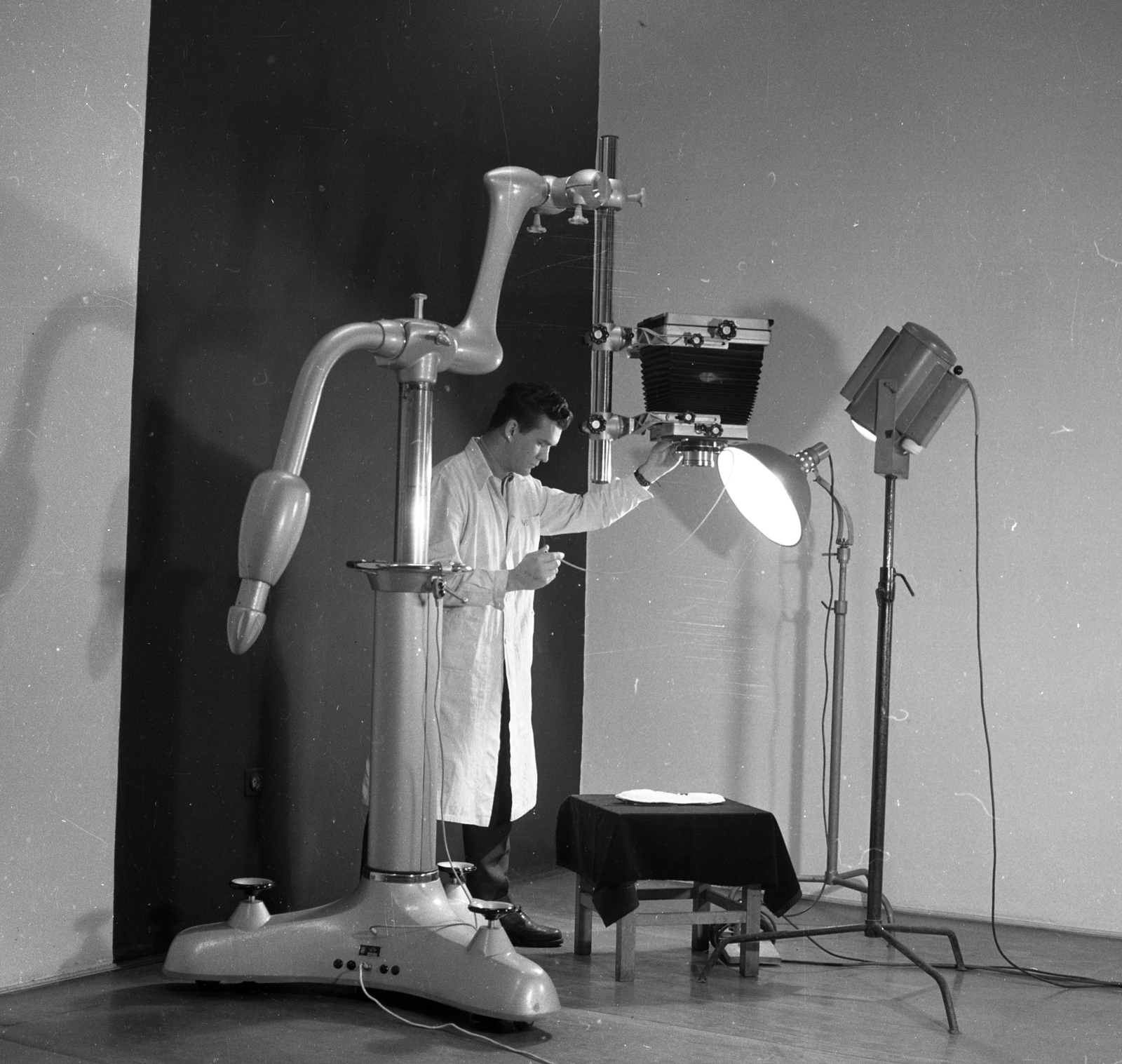 Hungary, Budapest VIII., Mosonyi utca 9., a BM Országos Rendőrfőkapitányság Bűnügyi Technikai Osztályának fotóműterme., 1964, Magyar Rendőr, photography, tripod, camera, Budapest, Fortepan #65015