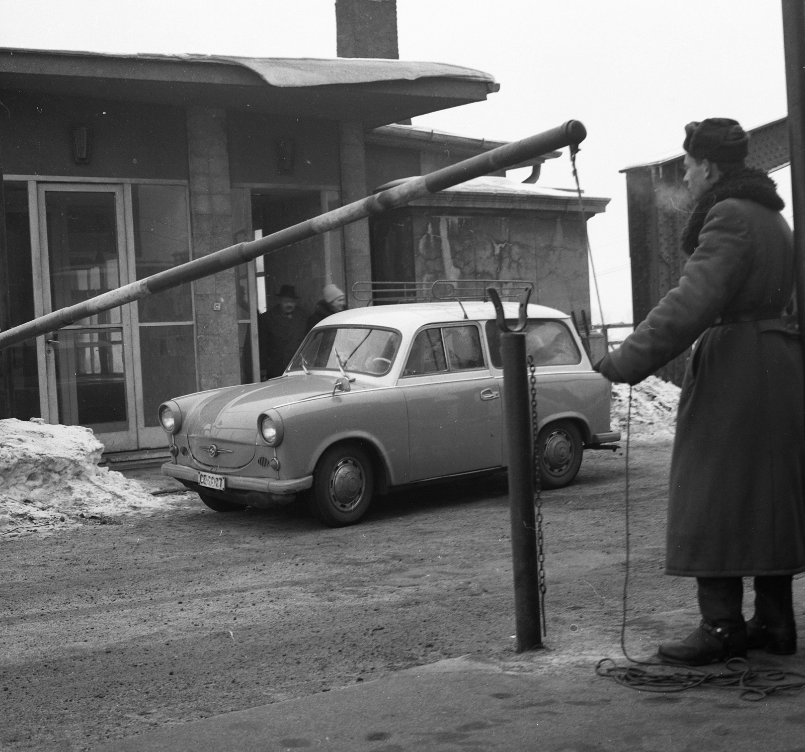 Hungary, Komarno, határállomás, jobbra az Erzsébet híd., 1964, Magyar Rendőr, Trabant-brand, barrier, Fortepan #65016