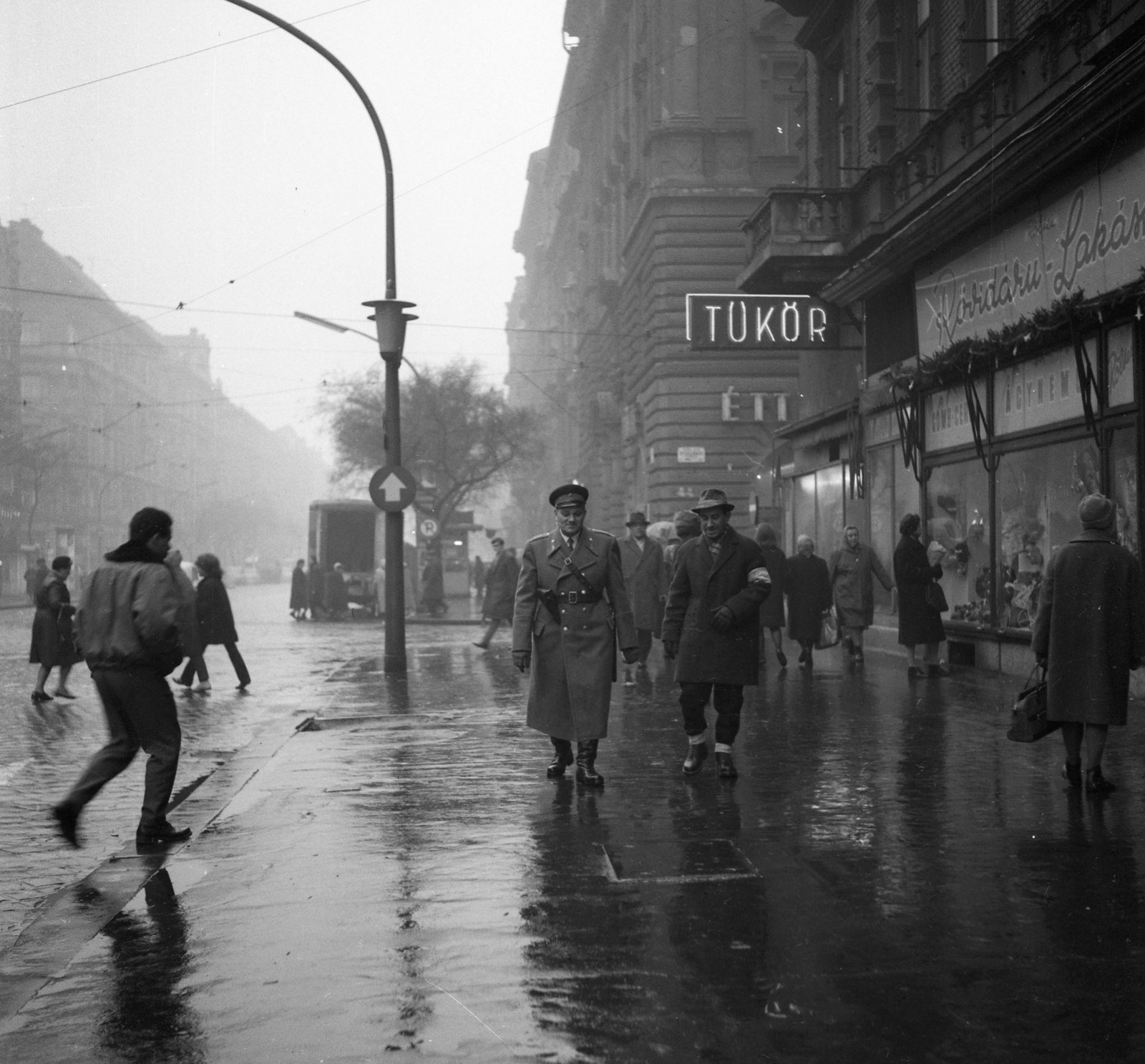 Hungary, Budapest XIII., Szent István körút, jobbra a Visegrádi utca torkolata., 1964, Magyar Rendőr, cop, road sign, neon sign, Budapest, volunteer police, Fortepan #65017
