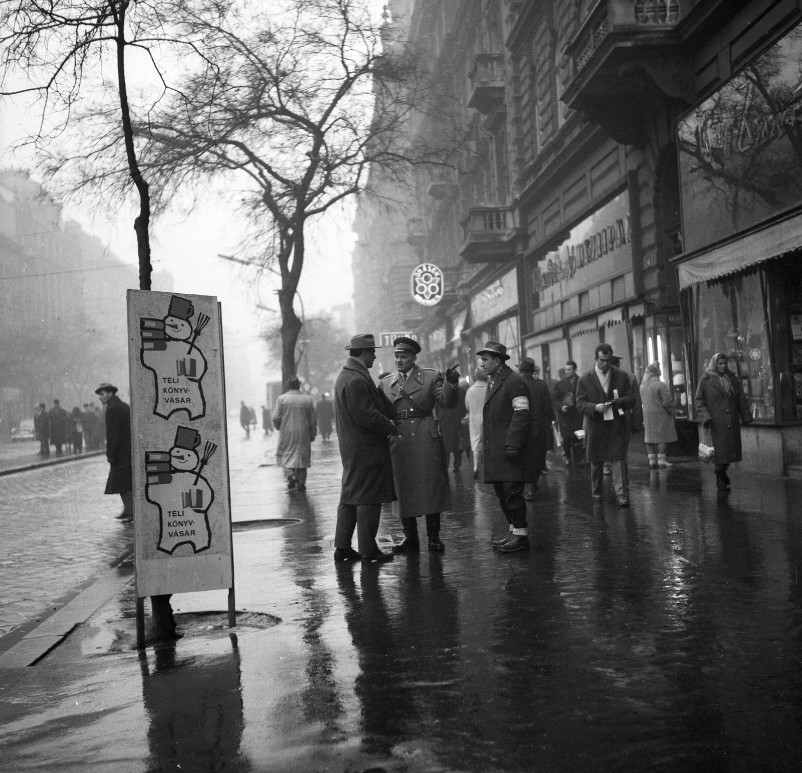 Hungary, Budapest XIII., Szent István körút a Nyugati (Marx) tér felől a Visegrádi utca felé nézve., 1964, Magyar Rendőr, neon sign, cop, ad pillar, Budapest, volunteer police, tram stop, Fortepan #65018