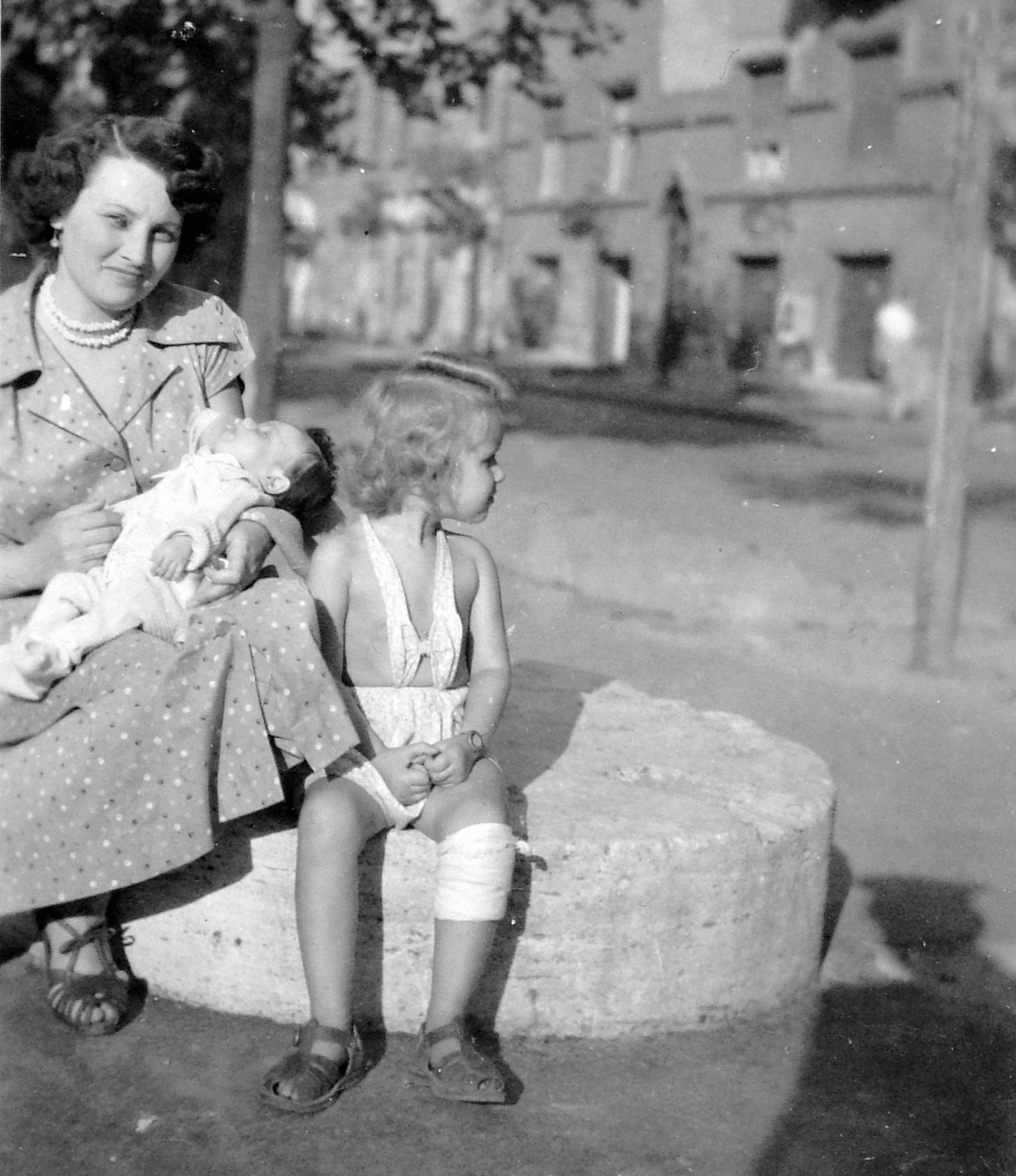 Magyarország, Budapest IX., Bakáts tér, háttérben az 5. és 6. számú ház., 1946, Fortepan, csecsemő, gyerek, anya, Budapest, kézben tartani, Fortepan #6502