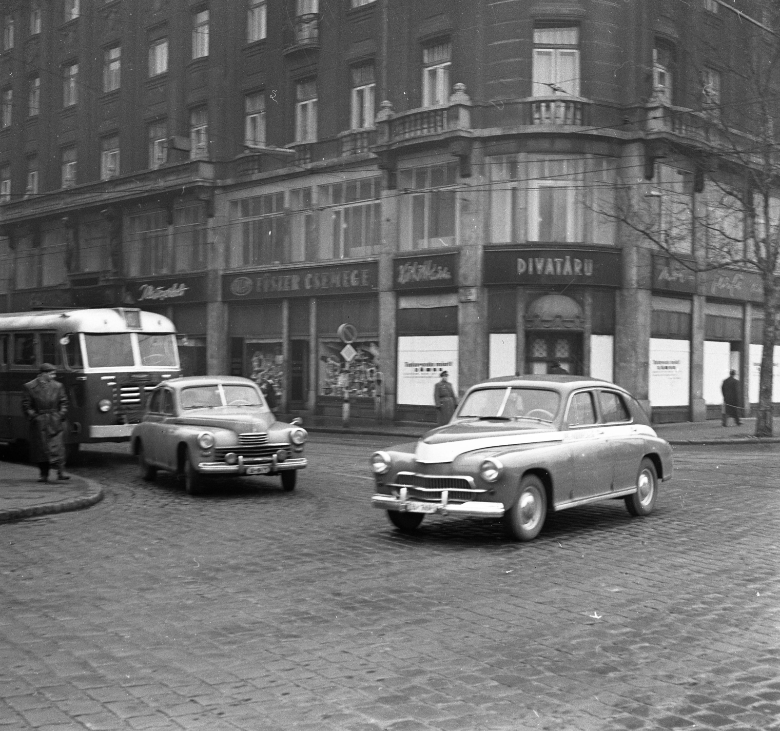 Hungary, Budapest IX., Kálvin tér, szemben az Üllői út torkolata., 1964, Magyar Rendőr, traffic, Ikarus-brand, M20 Pobeda, FSO-brand, police vehicle, Budapest, Fortepan #65020