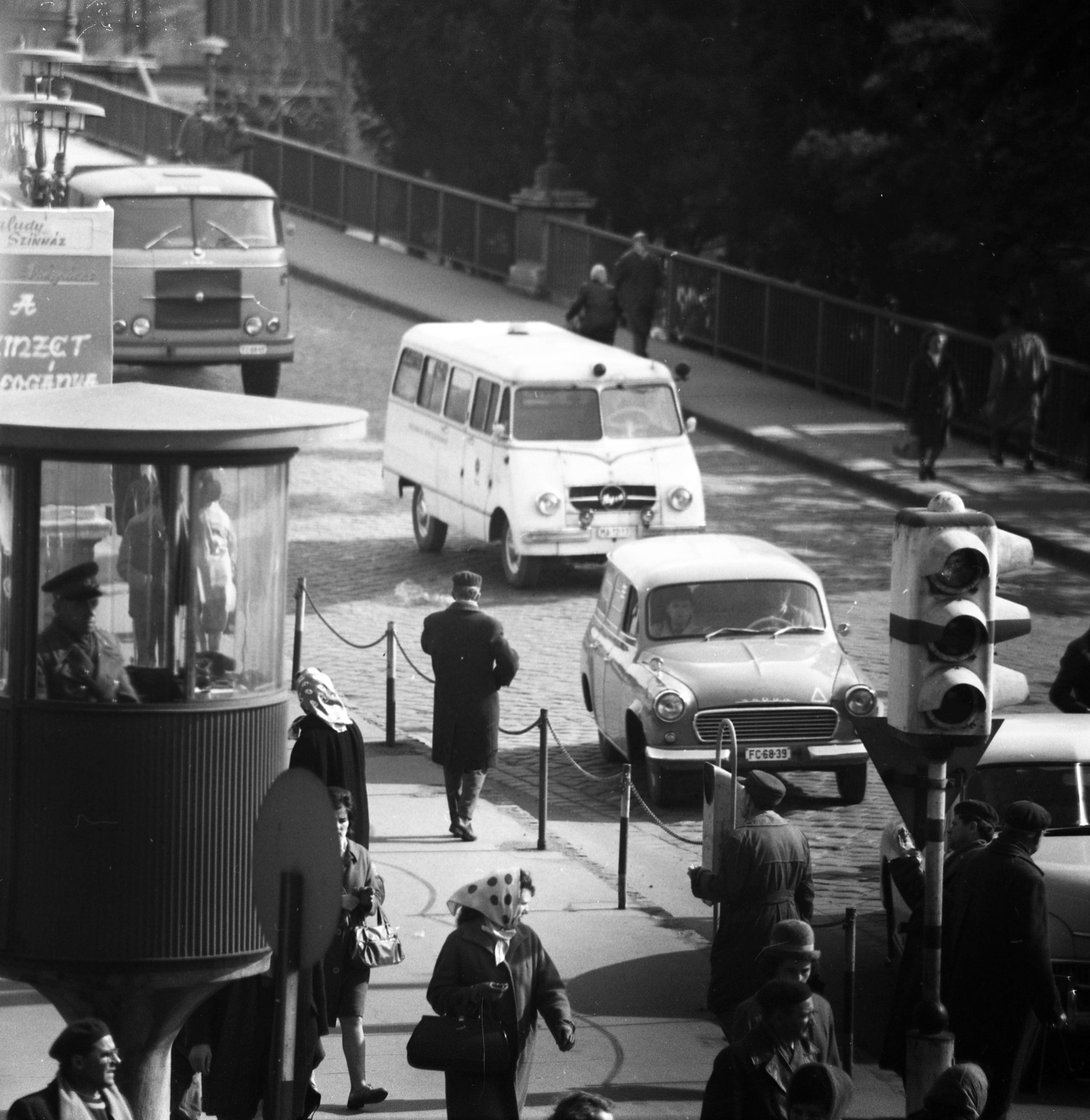 Hungary, Győr, Baross Gábor (Lenin) út és híd a Szent István (Tanácsköztársaság) úttól nézve., 1964, Magyar Rendőr, traffic, pedestrian, commercial vehicle, street view, Skoda-brand, signal, Nysa-brand, ambulance, number plate, Fortepan #65027