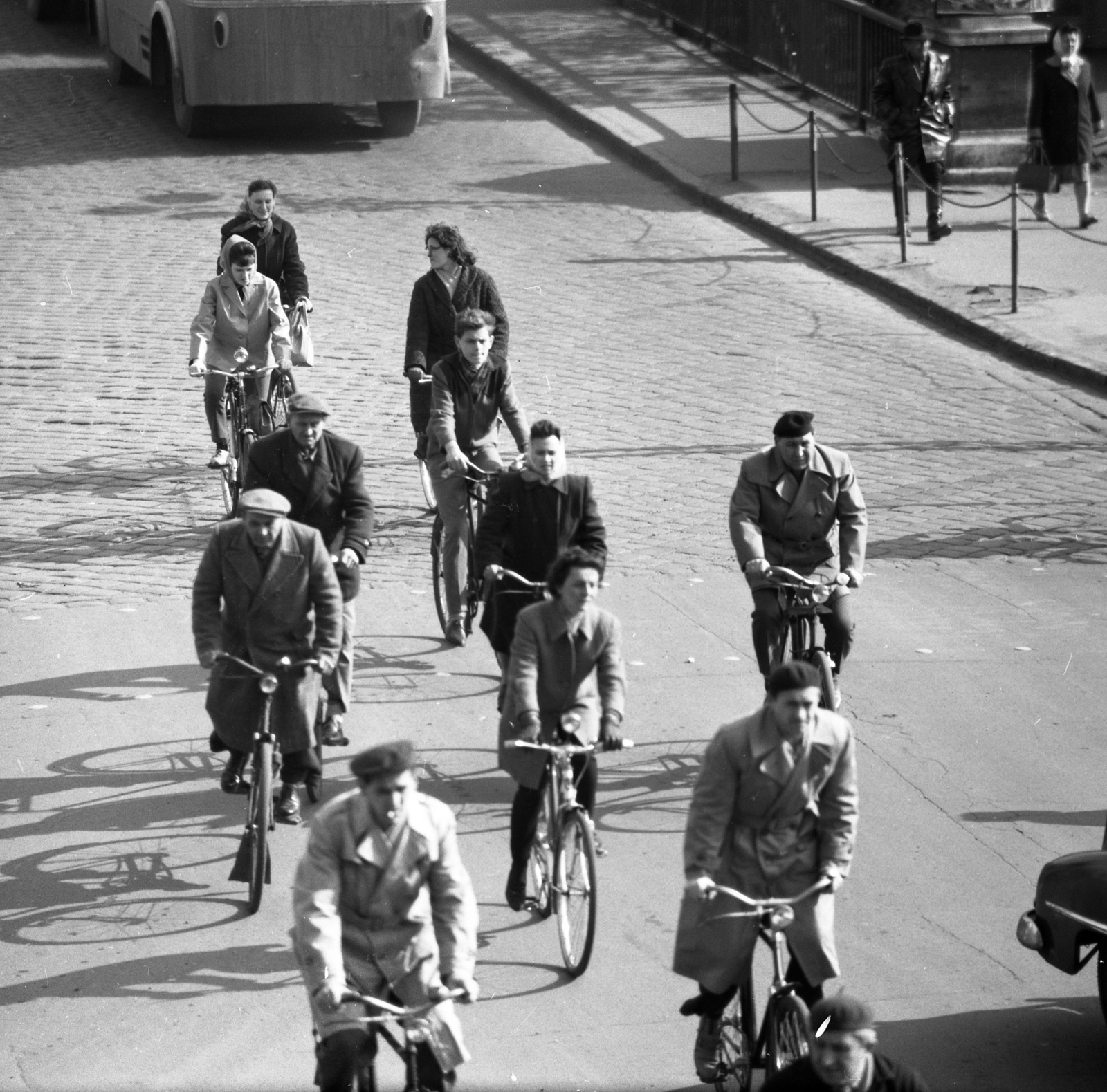 Hungary, Győr, Baross Gábor (Lenin) út és híd a Szent István (Tanácsköztársaság) úttól nézve., 1964, Magyar Rendőr, bicycle, crosswalk, Fortepan #65029