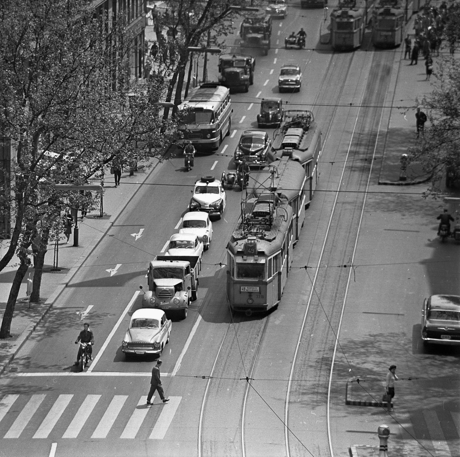 Hungary, Budapest V.,Budapest VII., Károly (Tanács) körút Dohány utca - Rákóczi út közötti szakasza., 1964, Magyar Rendőr, traffic, Trabant-brand, motorcycle, commercial vehicle, street view, genre painting, Ikarus-brand, ambulance, tram, csibi lamp, automobile, GAZ 13 Chaika, Budapest, bird's eye view, public transport line number, motorcycle with sidecar, spare wheel, crosswalk, Fortepan #65051