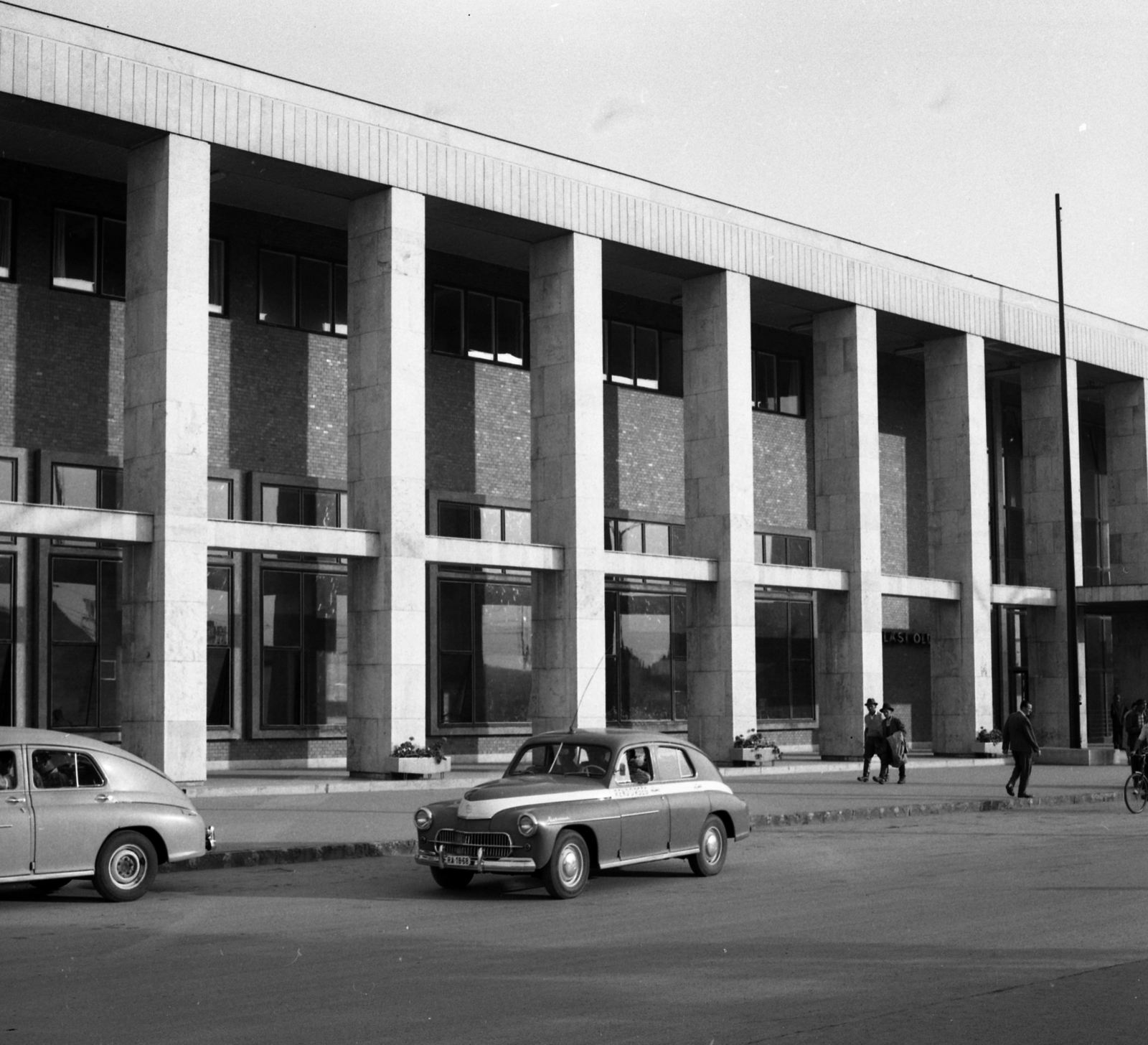 Hungary, Debrecen, Nagyállomás., 1964, Magyar Rendőr, train station, police vehicle, László Kelemen-design, Fortepan #65056