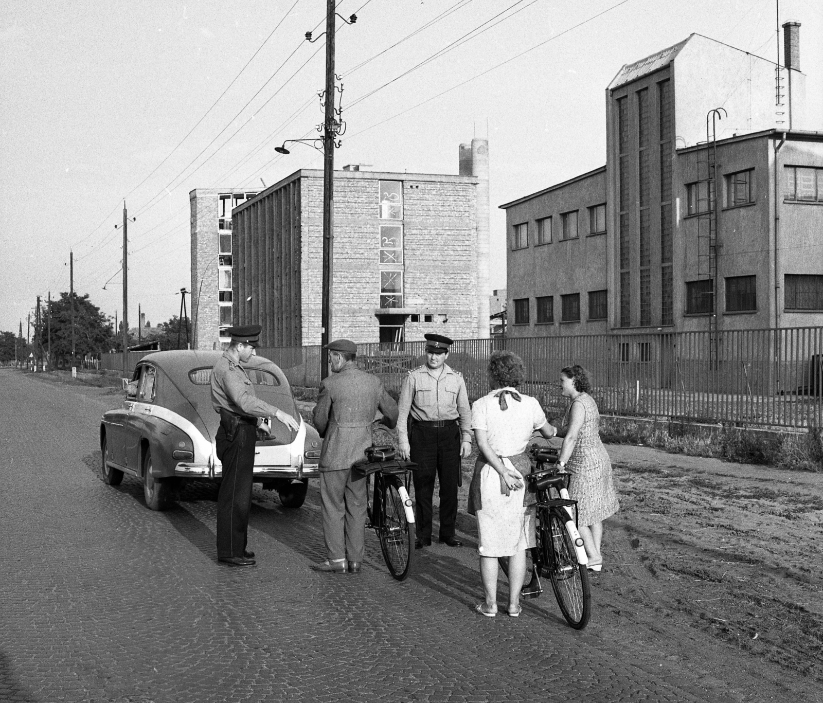 Hungary, Debrecen, Vágóhíd utca, közúti ellenőrzés a Simon László utca torkolatával szemben., 1964, Magyar Rendőr, bicycle, street view, cop, police vehicle, Fortepan #65057