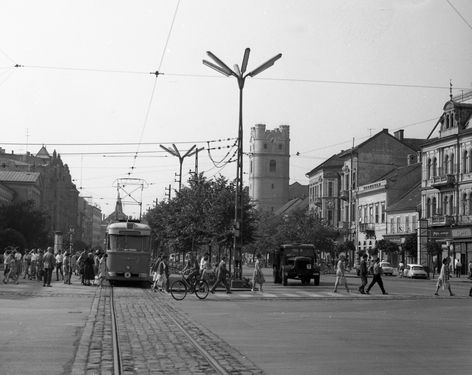 Magyarország, Debrecen, Piac utca (Vörös Hadsereg útja), szemben a református Kistemplom (Csonkatemplom)., 1964, Magyar Rendőr, kerékpár, járókelő, teherautó, utcakép, életkép, villamos, lámpaoszlop, villamosmegálló, Trabant 500, neon lámpa, Citroen DS, FVV CSM-2/CSM-4, Fortepan #65059