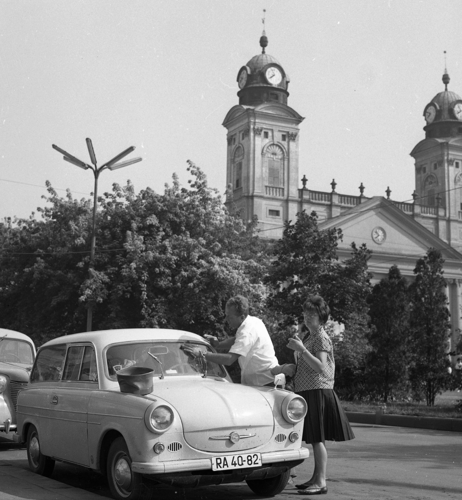 Magyarország, Debrecen, Piac utca (Vörös Hadsereg útja), jobbra a Református Nagytemplom., 1964, Magyar Rendőr, Trabant-márka, klasszicizmus, rendszám, timpanon, Rabl Károly-terv, Péchy Mihály-terv, Fortepan #65065