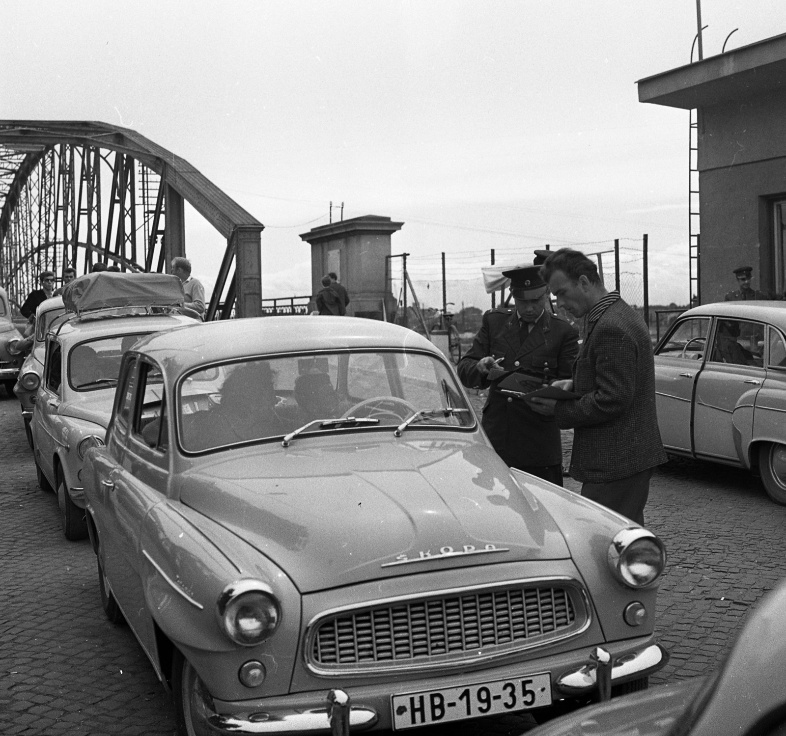 Hungary, Komarno, határállomás, háttérben az Erzsébet híd., 1964, Magyar Rendőr, Czechoslovak brand, Skoda-brand, automobile, number plate, border patrol, Duna-bridge, János Feketeházy-design, Fortepan #65070