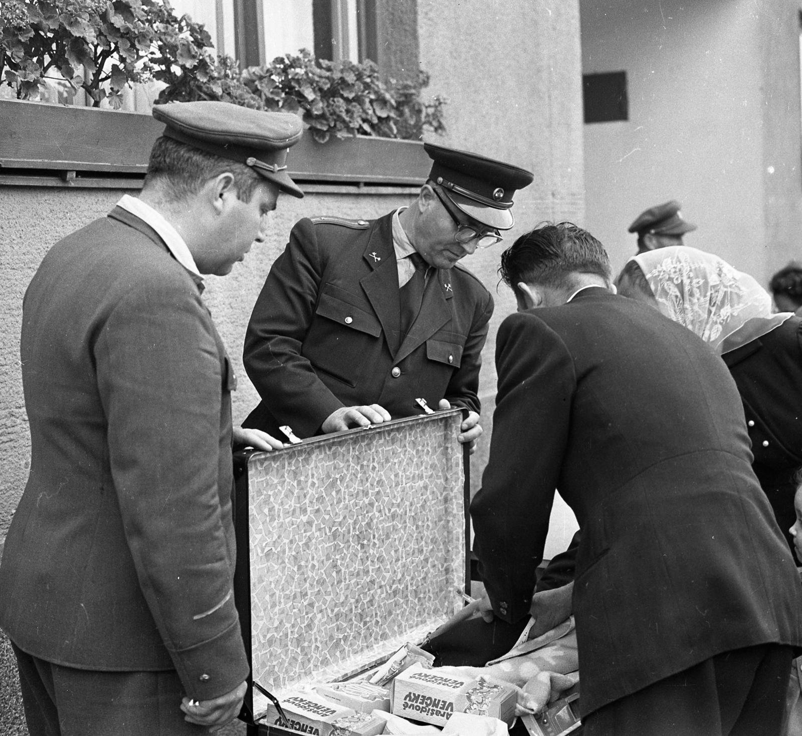 Hungary, Komarno, határállomás, vámvizsgálat., 1964, Magyar Rendőr, uniform, glasses, suitcase, Fortepan #65071