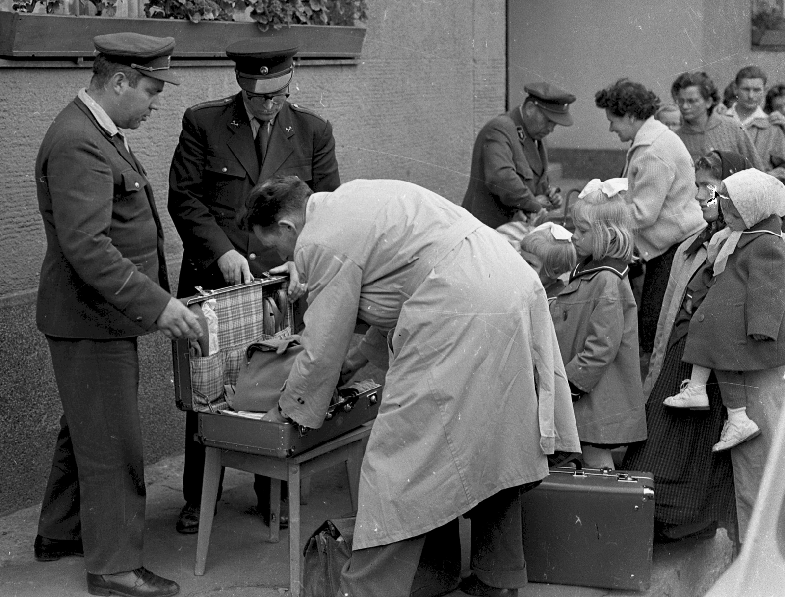 Hungary, Komarno, határállomás, vámvizsgálat., 1964, Magyar Rendőr, uniform, suitcase, ribbon, passenger, trench coat, Fortepan #65072