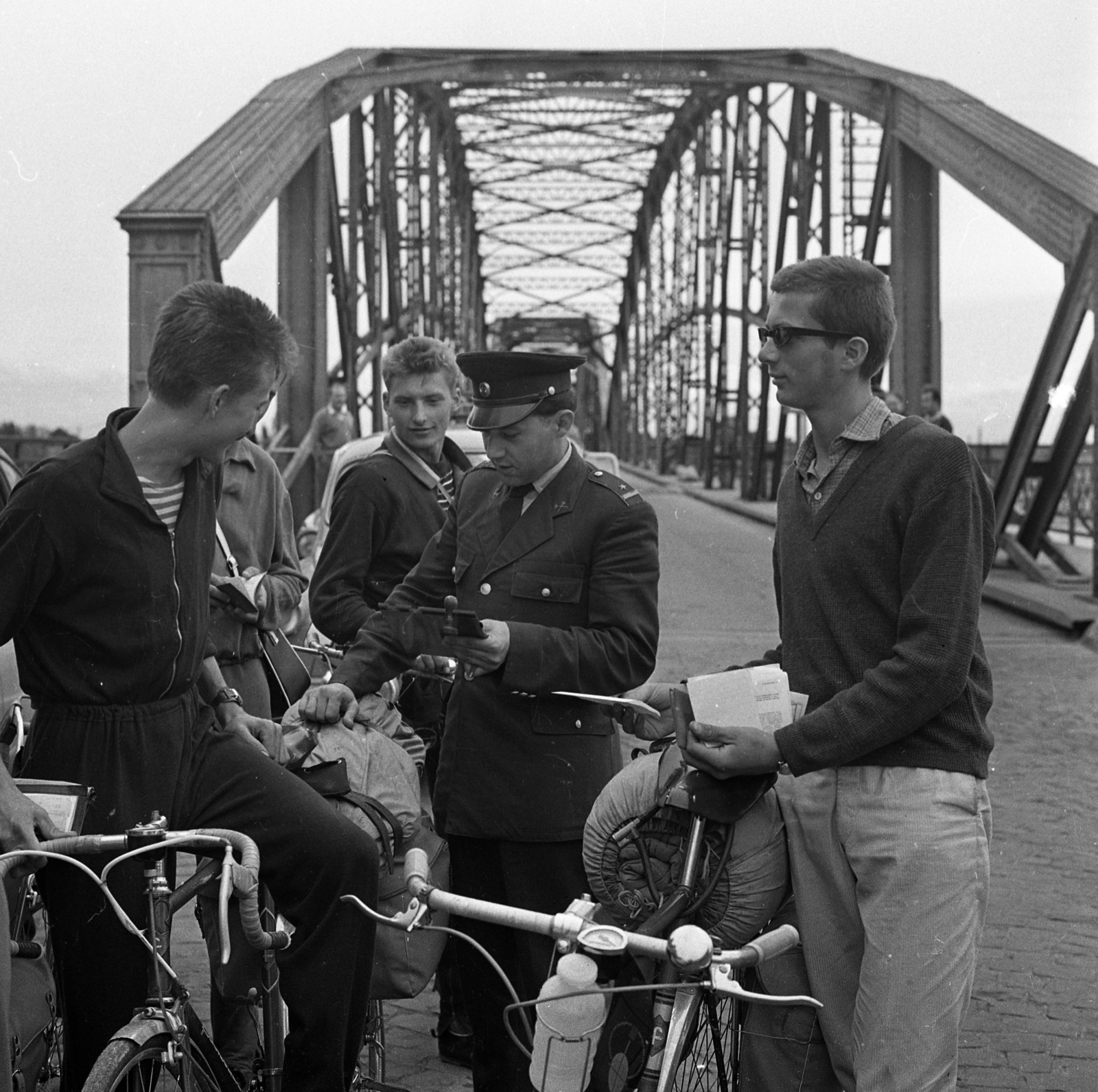 Hungary, Komarno, határállomás, háttérben az Erzsébet híd., 1964, Magyar Rendőr, bicycle, sweater, sleeping bag, border patrol, Duna-bridge, János Feketeházy-design, Fortepan #65073