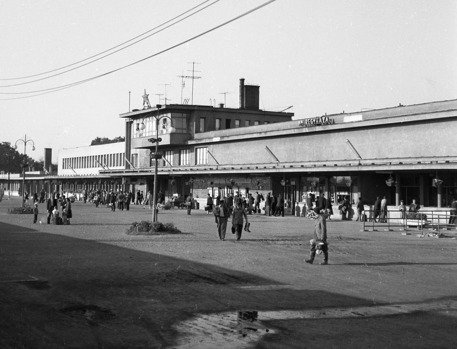 Magyarország, Nyíregyháza, vasútállomás., 1964, Magyar Rendőr, életkép, antenna, vörös csillag, hangszóró, utas, Fortepan #65078