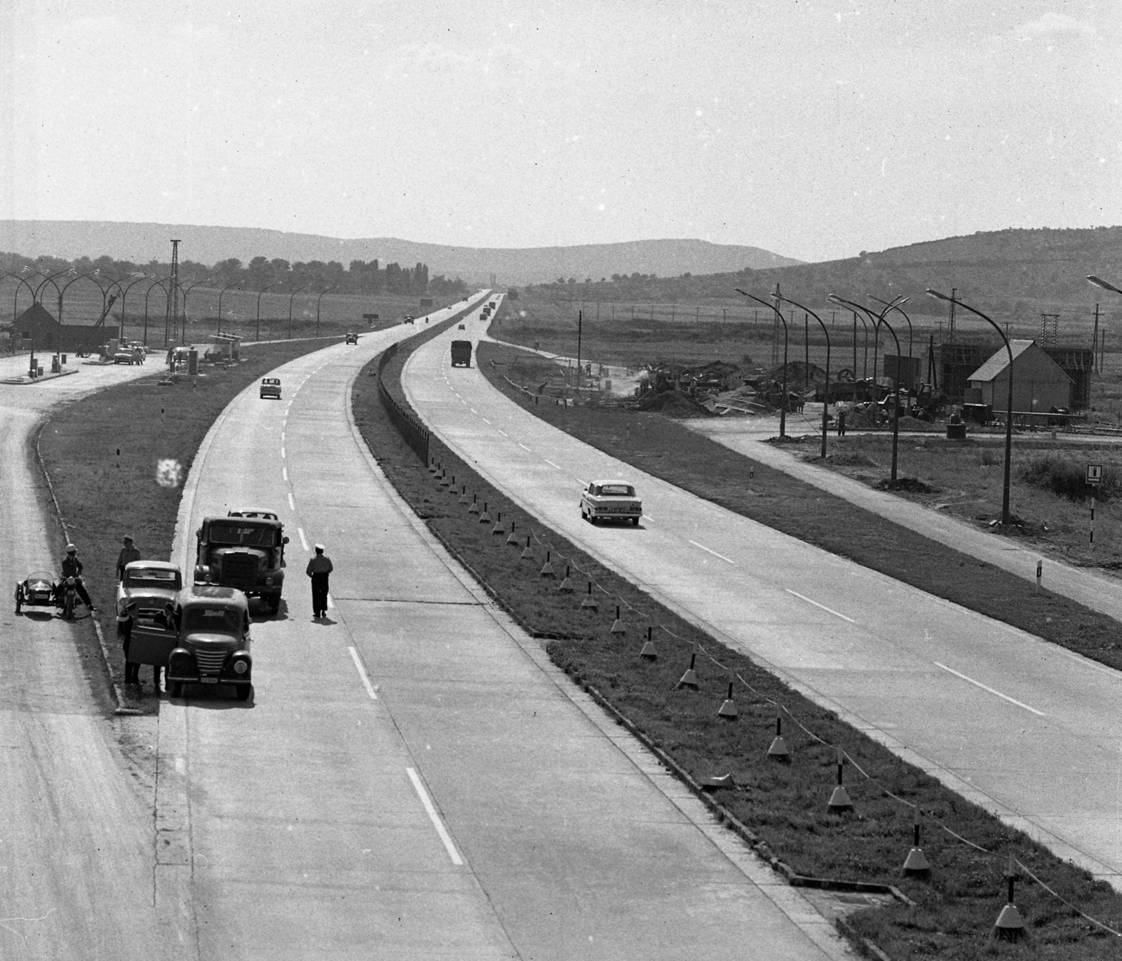 Hungary, Budaörs, az M1-M7-es autópálya közös szakasza a benzinkútnál a Károly király utcai felüljáróról nézve., 1966, Magyar Rendőr, motorcycle, commercial vehicle, cop, Csepel-brand, motorcycle with sidecar, gas station, automobile, Framo-brand, highway, Moskvitch-brand, Fortepan #65080