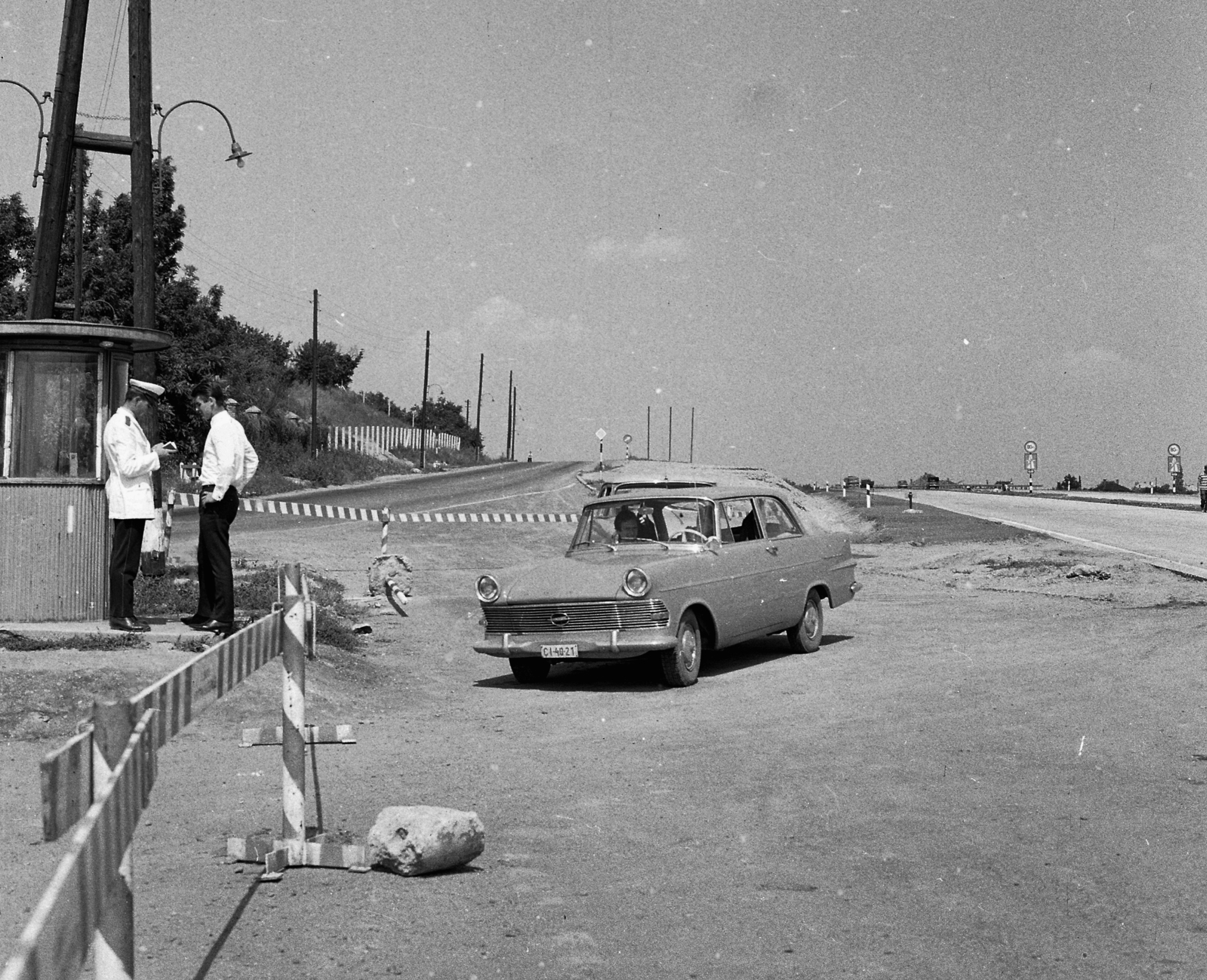 Hungary, Budapest XI., az M1-M7 autópálya közös szakasza, balra a Budaörsi út., 1966, Magyar Rendőr, cop, identity check, road construction, number plate, sentry-box, Budapest, Fortepan #65081