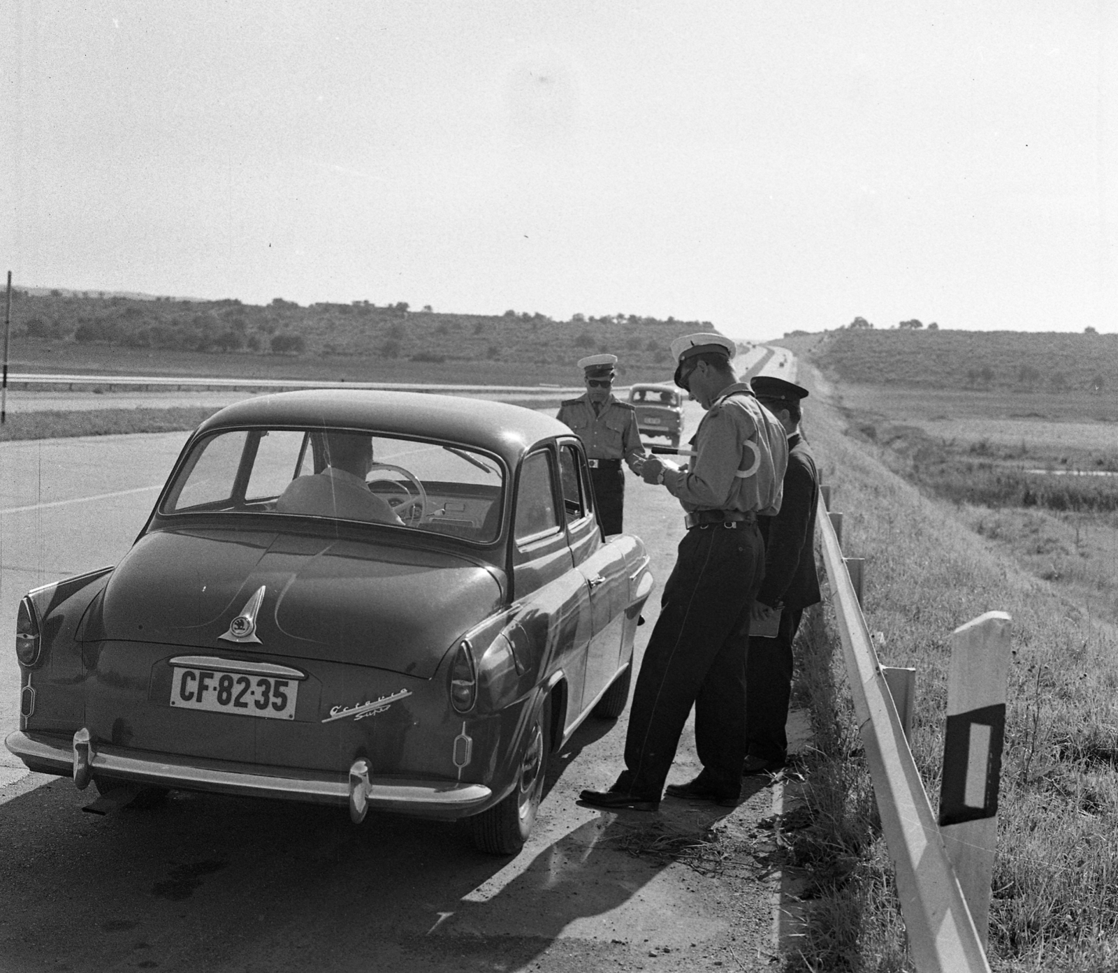 Hungary, Budapest XI., az M1-M7-es autópálya Budaörs irányába nézve., 1966, Magyar Rendőr, railing, Skoda-brand, chauffeur, cop, identity check, automobile, number plate, highway, Budapest, Fortepan #65083