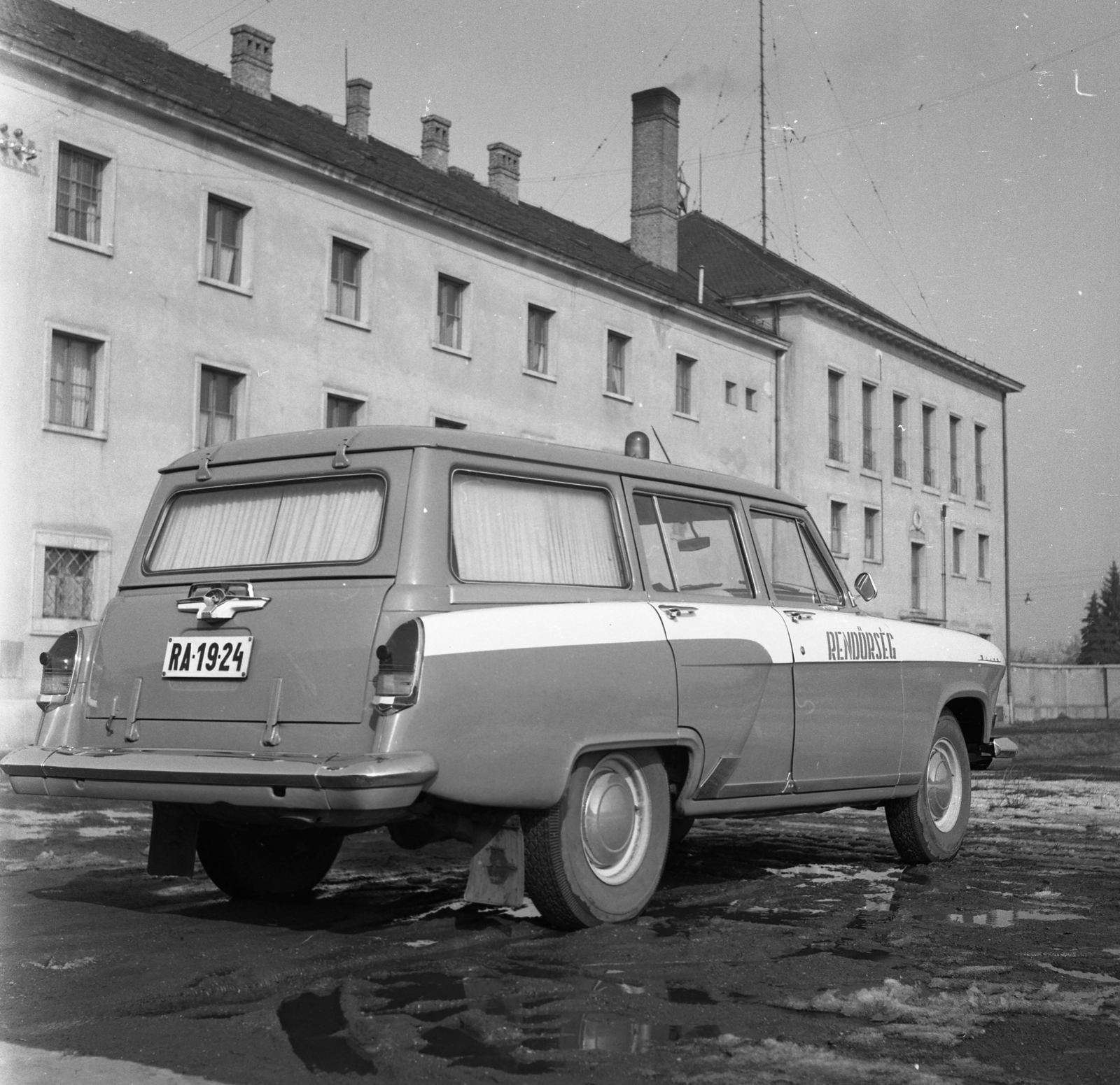 Hungary, Győr, Szent Imre út (Vörös Hadsereg útja) 2., a Megyei Rendőrfőkapitányság udvara., 1965, Magyar Rendőr, police vehicle, Fortepan #65096