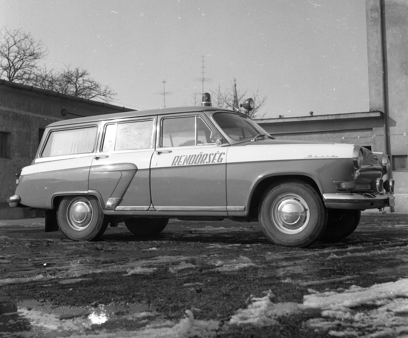 Hungary, Győr, Szent Imre út (Vörös Hadsereg útja) 2., a Megyei Rendőrfőkapitányság udvara., 1965, Magyar Rendőr, police vehicle, vehicular beacon, Fortepan #65097